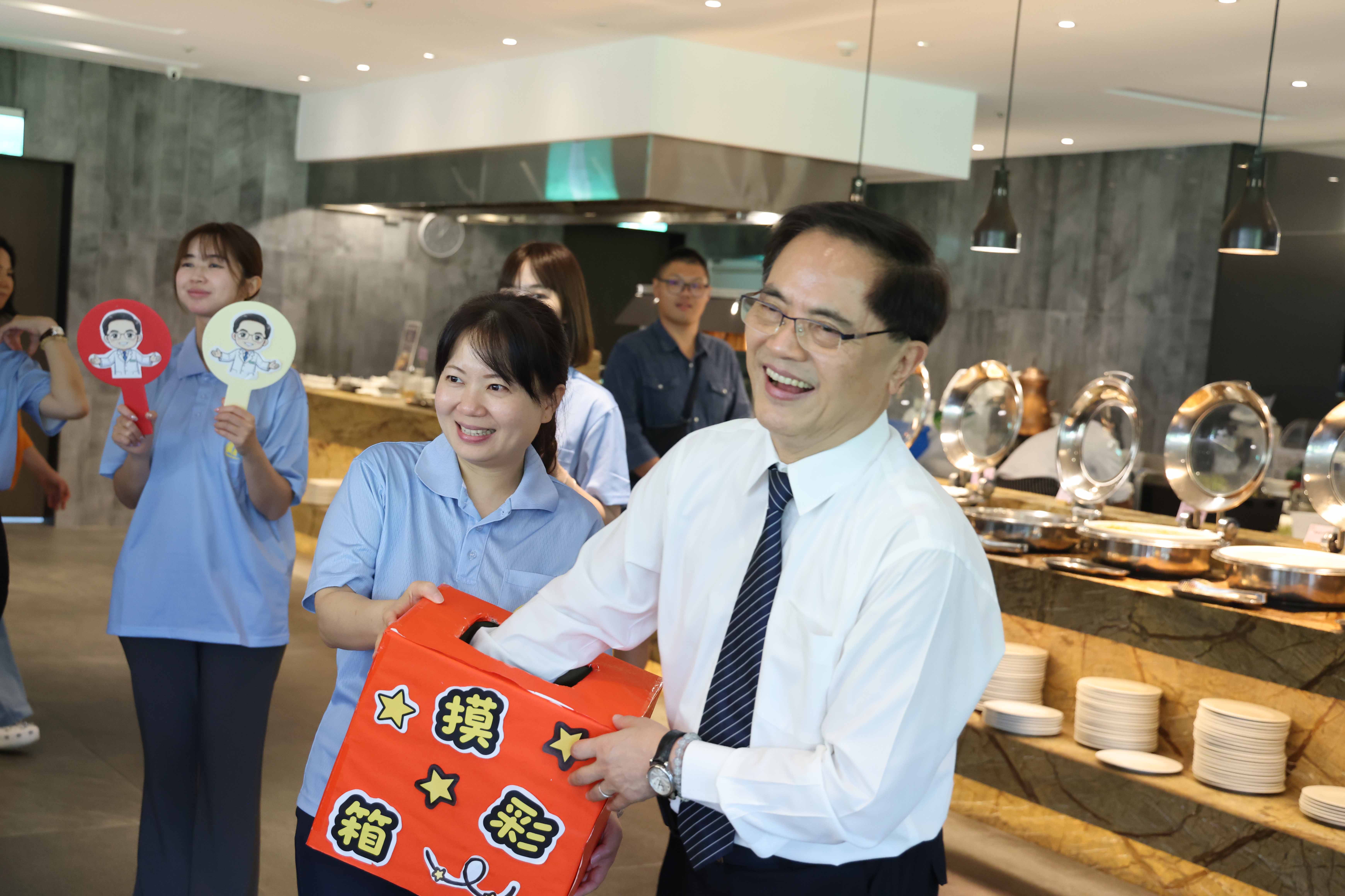 七月壽星慶生及摸彩活動把活動氣氛帶到高潮，林欣榮院長抽出得獎者，歡呼聲此起彼落。