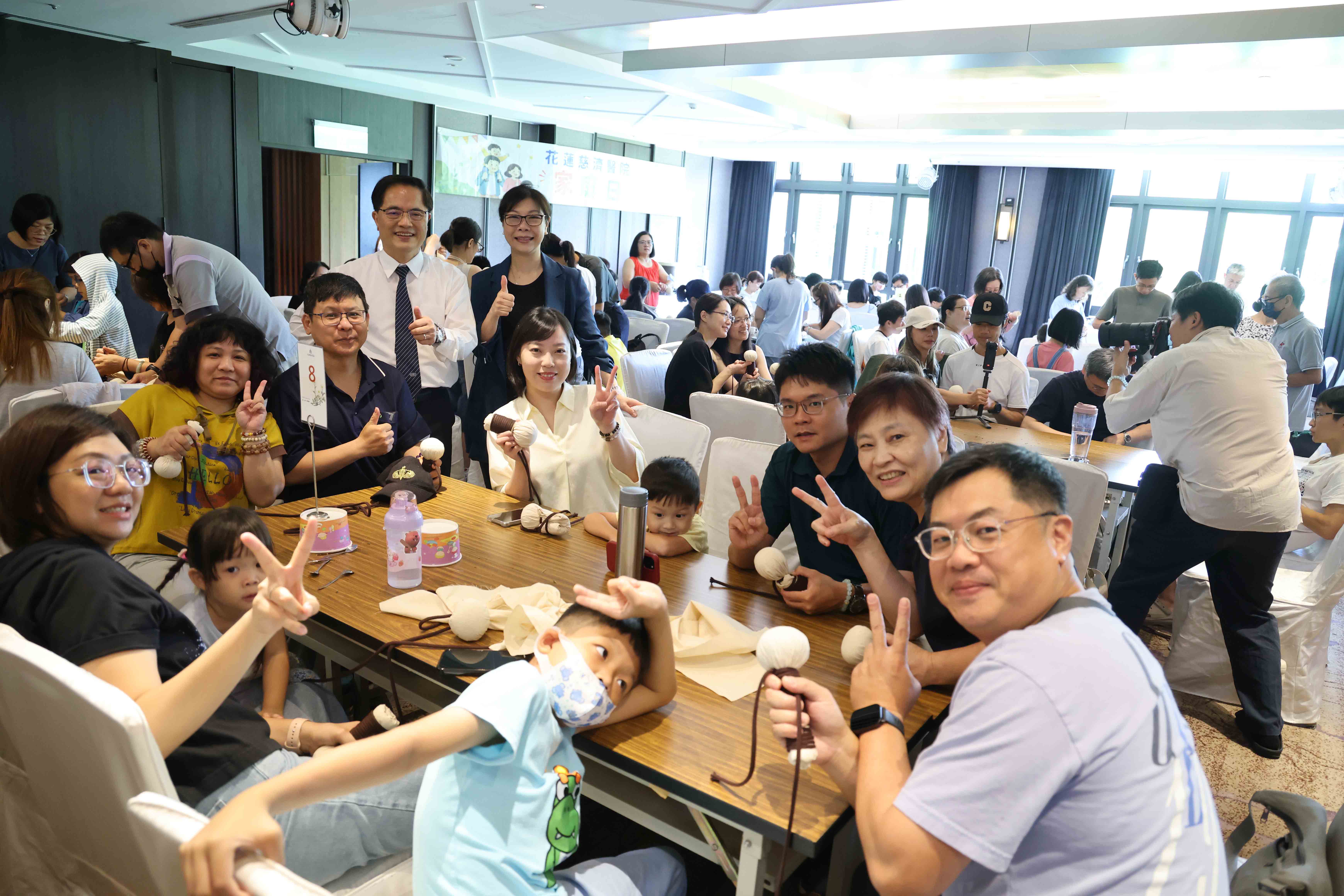 花蓮慈院的家庭日活動，原本工作繁忙的同仁們在香草手作、盆栽體驗中與家人相聚、放鬆身心。