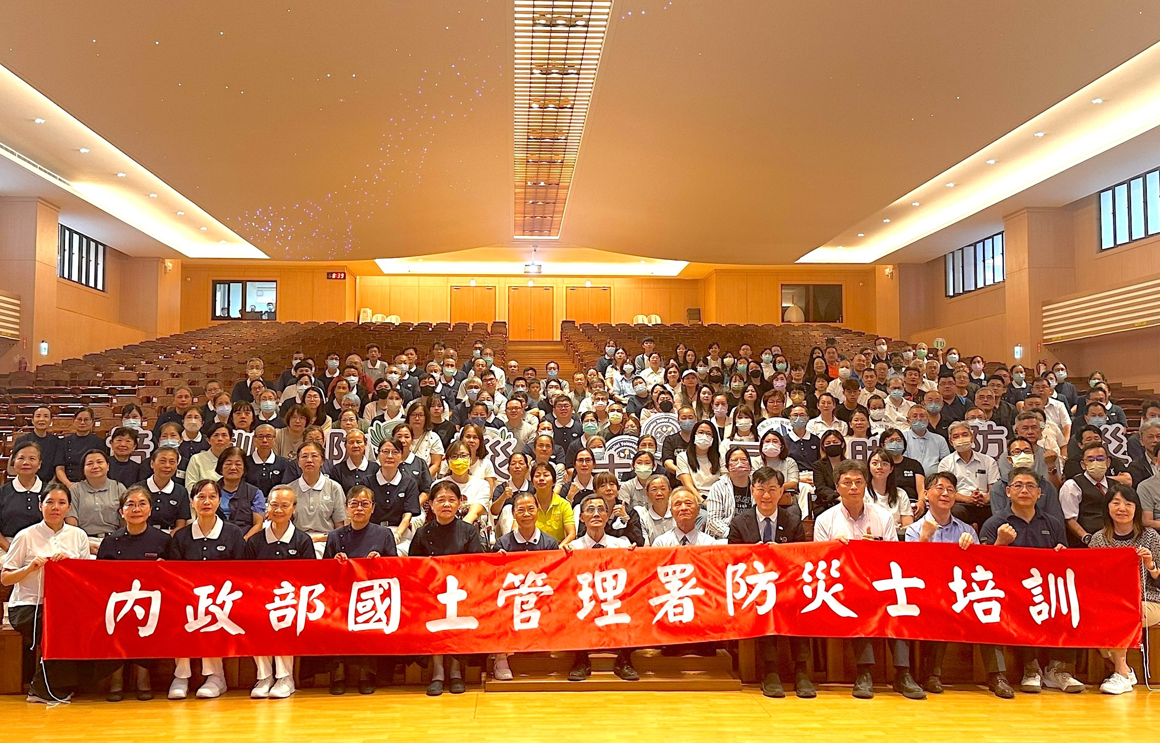 內政部次長董建宏出席「115年度公寓大廈管理人員防災士培訓課程-桃園八德場」-董次與全體與會台影