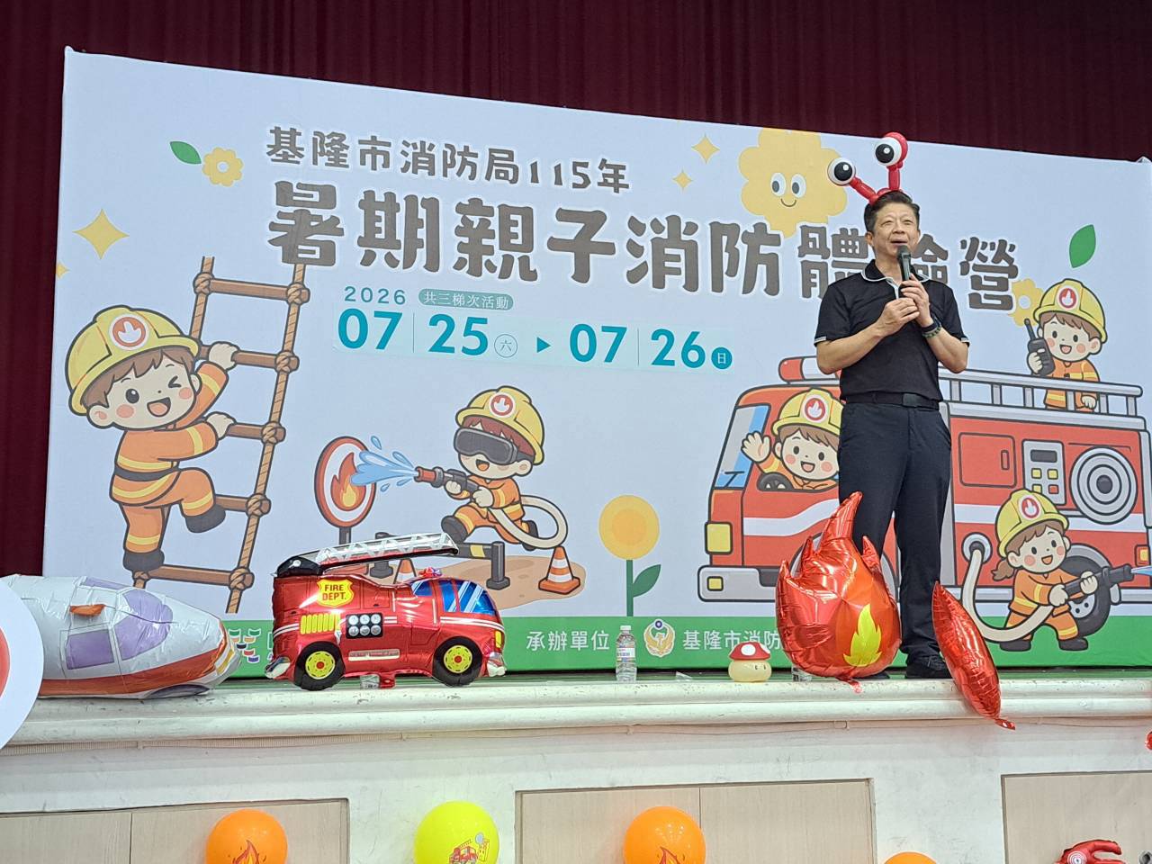 消防局長游家懿戴上趣味頭飾為活動揭開序幕