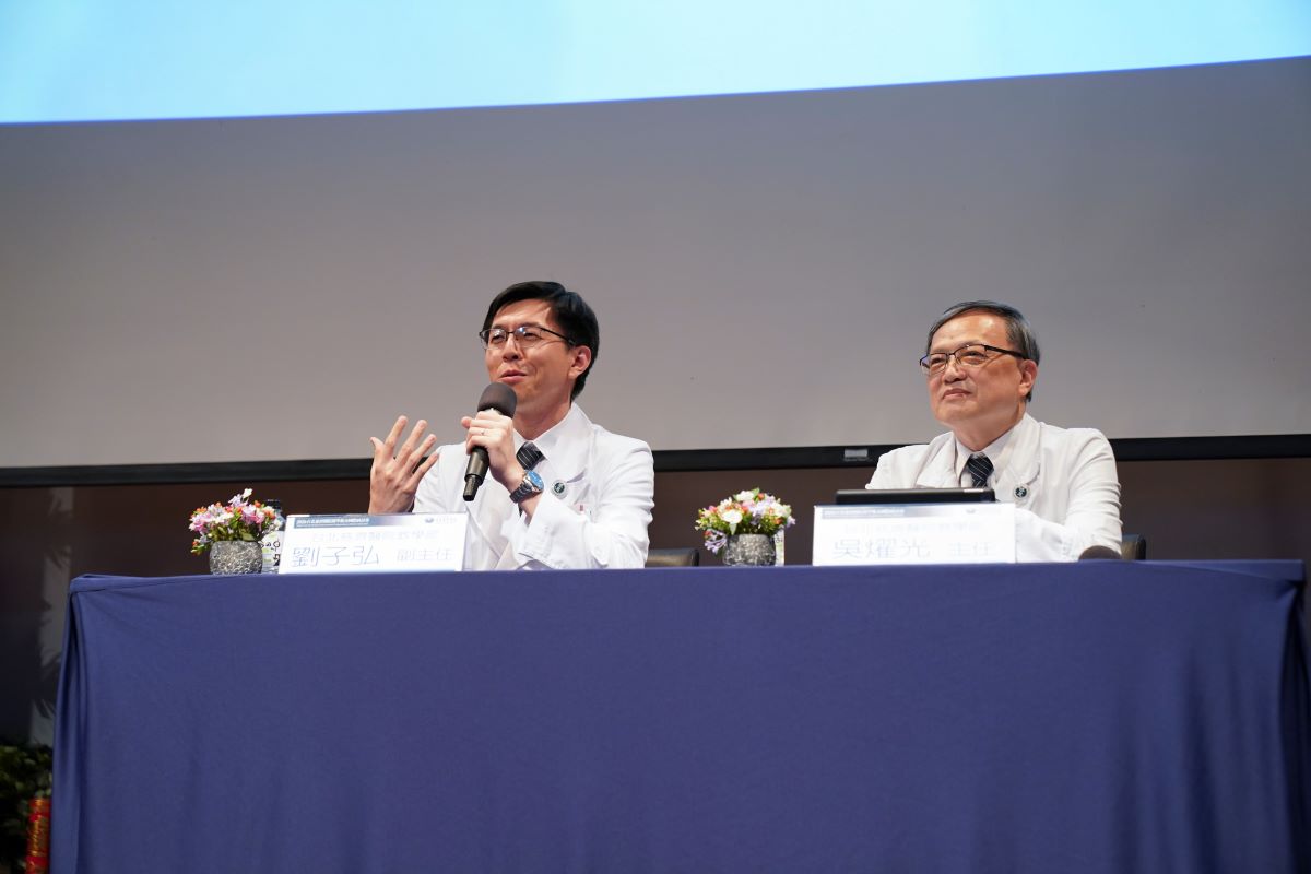 會中由與會者提問、講師回饋的形式進行交流。圖左一台北慈濟醫院教學部劉子弘副主任,左二為擔任座長的教學部吳燿光主任。
