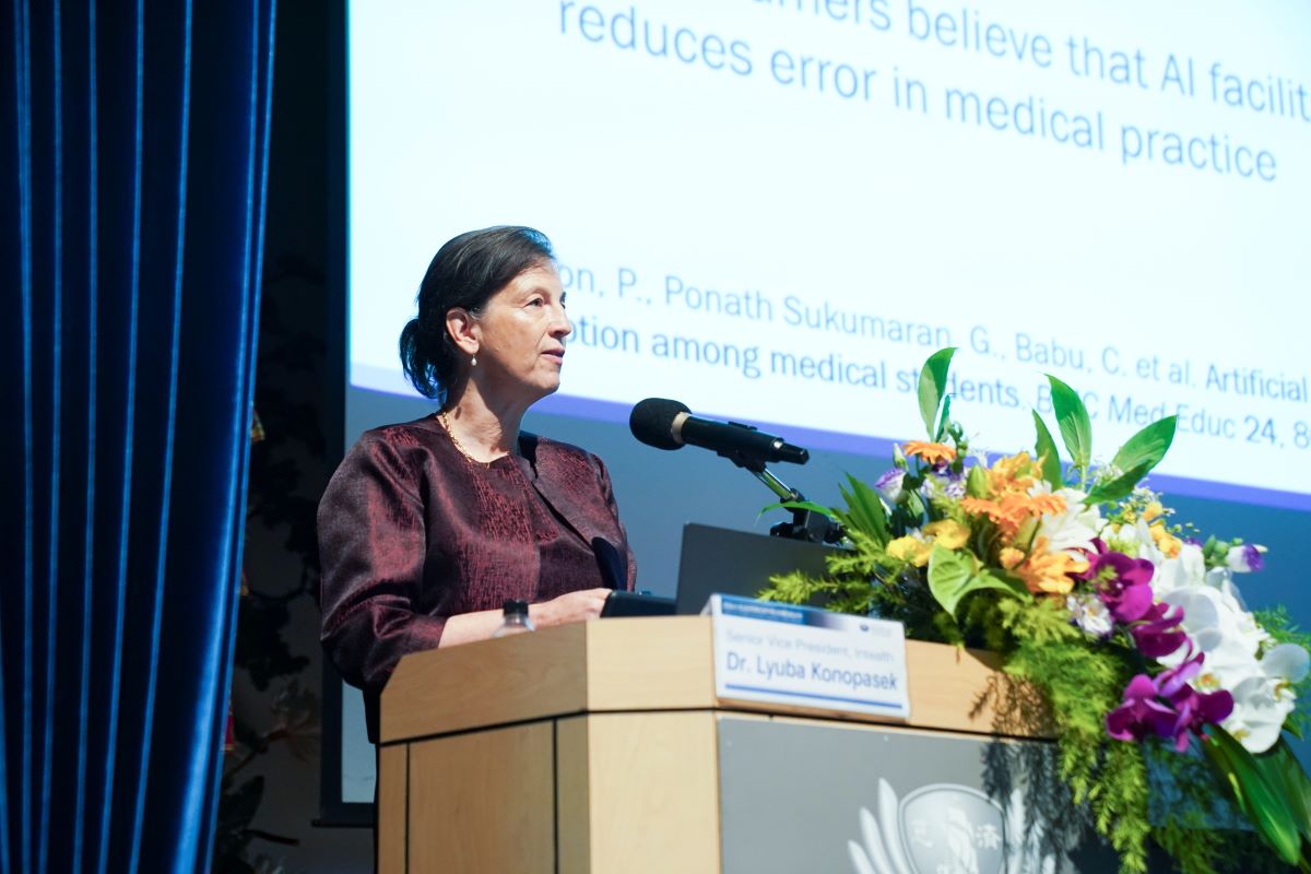 Lyuba Konopasek副總裁指出教育者必須從知識傳授者轉型為學習引導者。