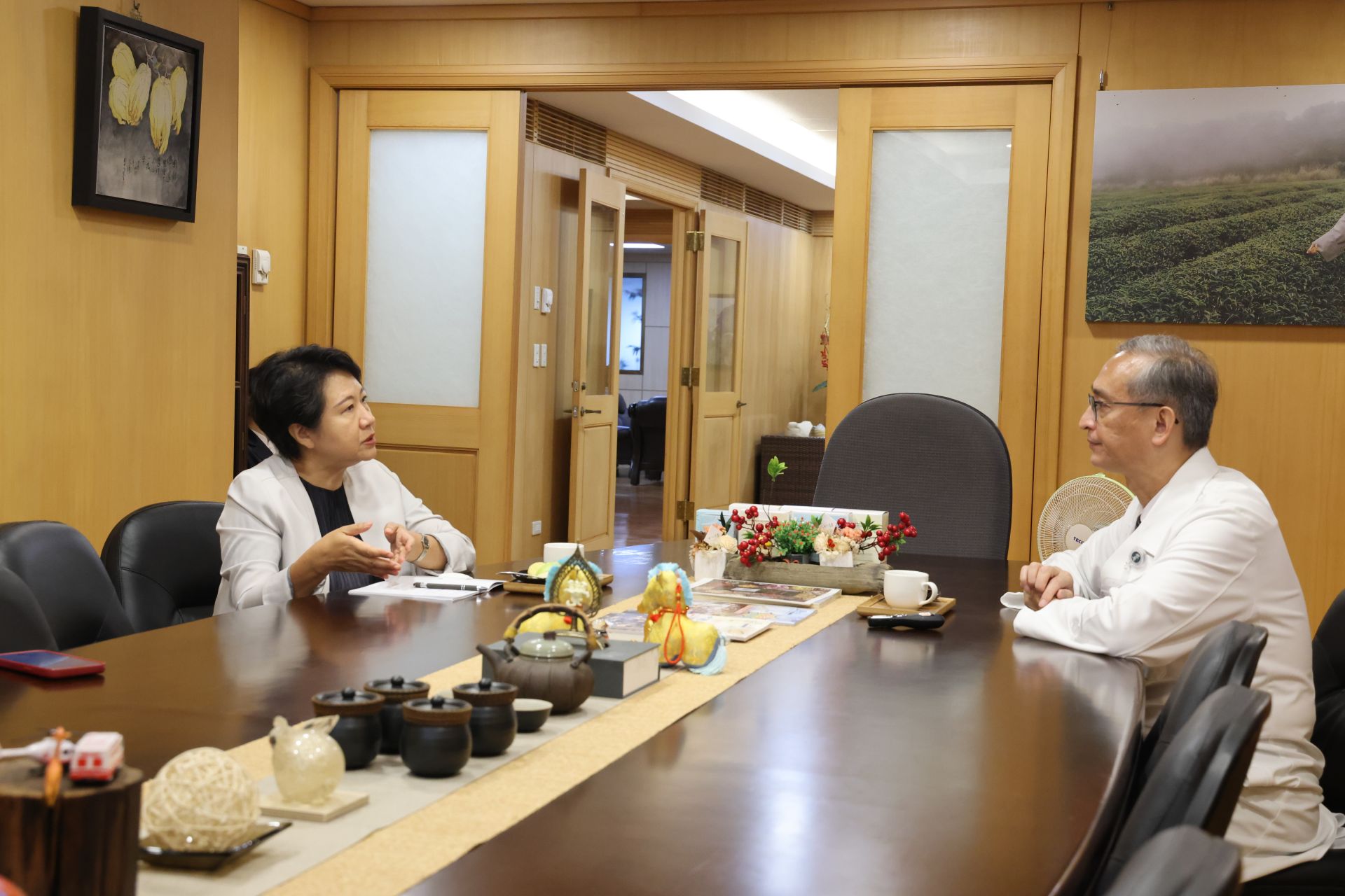 徐儷文大使和李啟誠副院長交流國際醫療實務經驗。