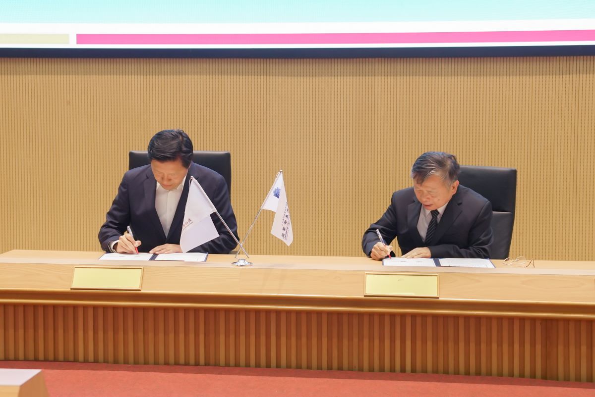 新北市朱惕之副市長與徐榮源副院長共同簽署合作備忘錄。