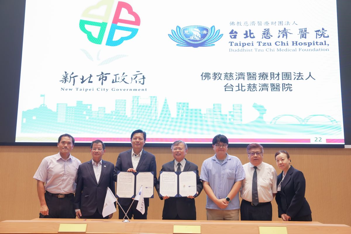 台北慈濟醫院受邀與新北市政府簽署「2026年企業防災合作備忘錄」，由徐榮源副院長(中)、職業安全衛生室游歷緯主任(右二)代表出席。