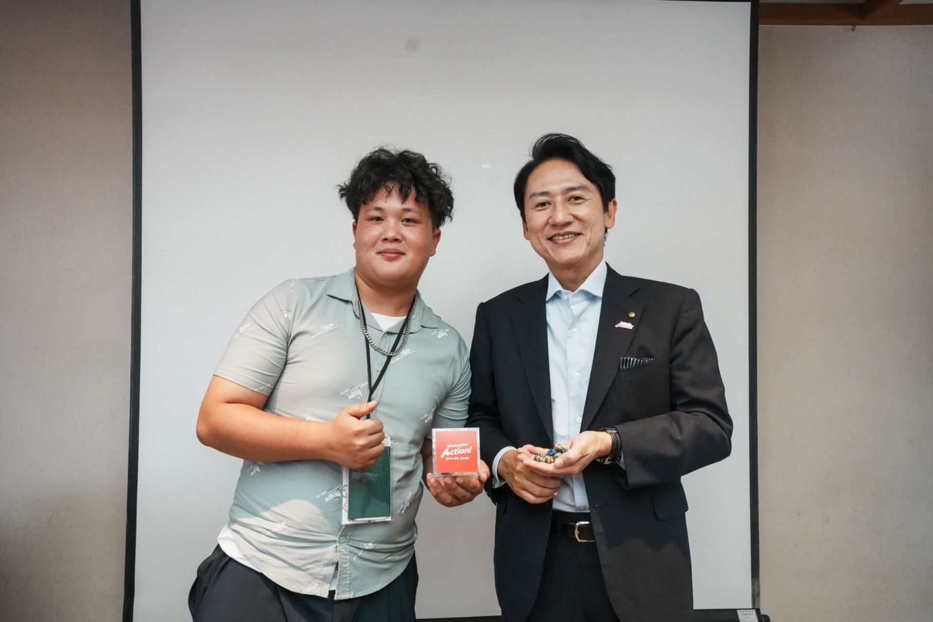 阿祐獲選參與教育部青年發展署青年志工海外交流學習,赴日本福岡與北九州市市長交流互動,將台灣青年志工精神帶向國際。