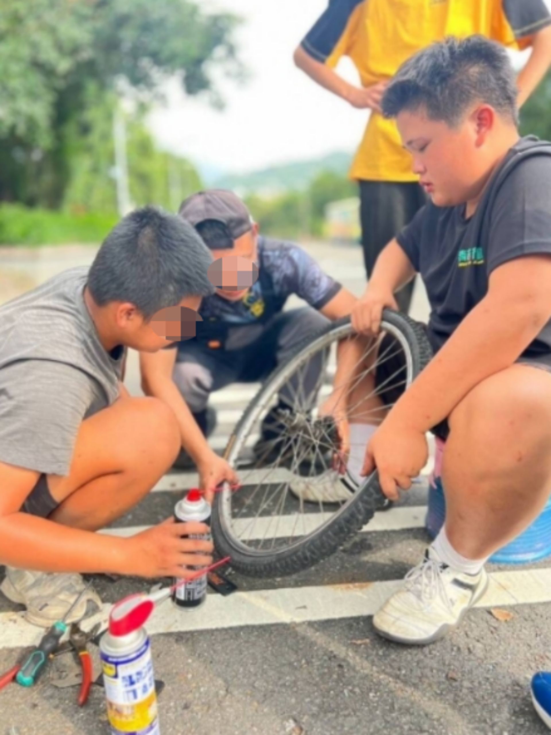 阿祐在內埔農工師長鼓勵下加入志工服務隊,利用課餘時間協助社區民眾維修單車等雙輪車輛,在服務他人的過程中逐漸建立自信。