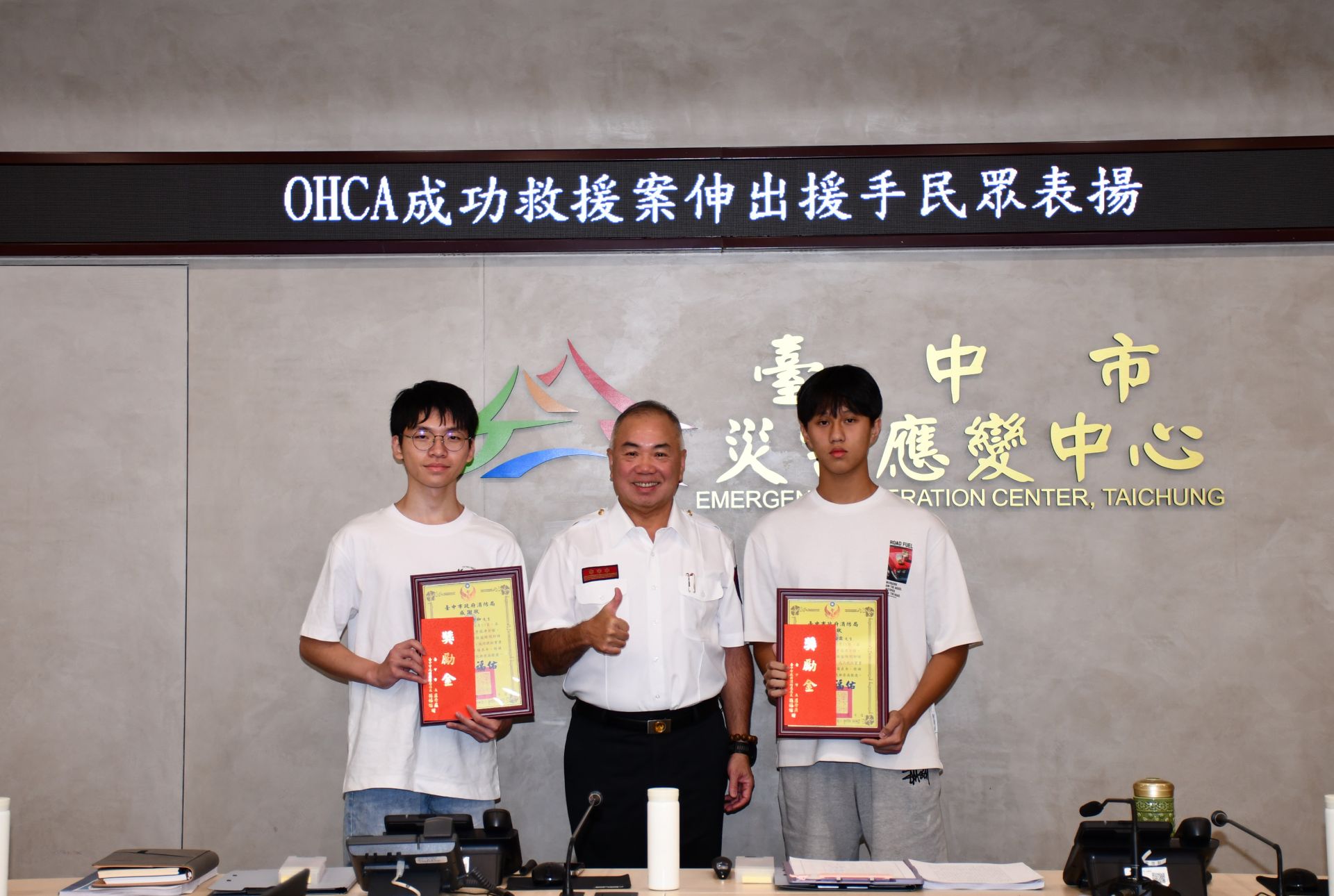 兩名學生依照119執勤員指示實施cpr及aed電擊-成功挽救一名16歲少年寶貴生命