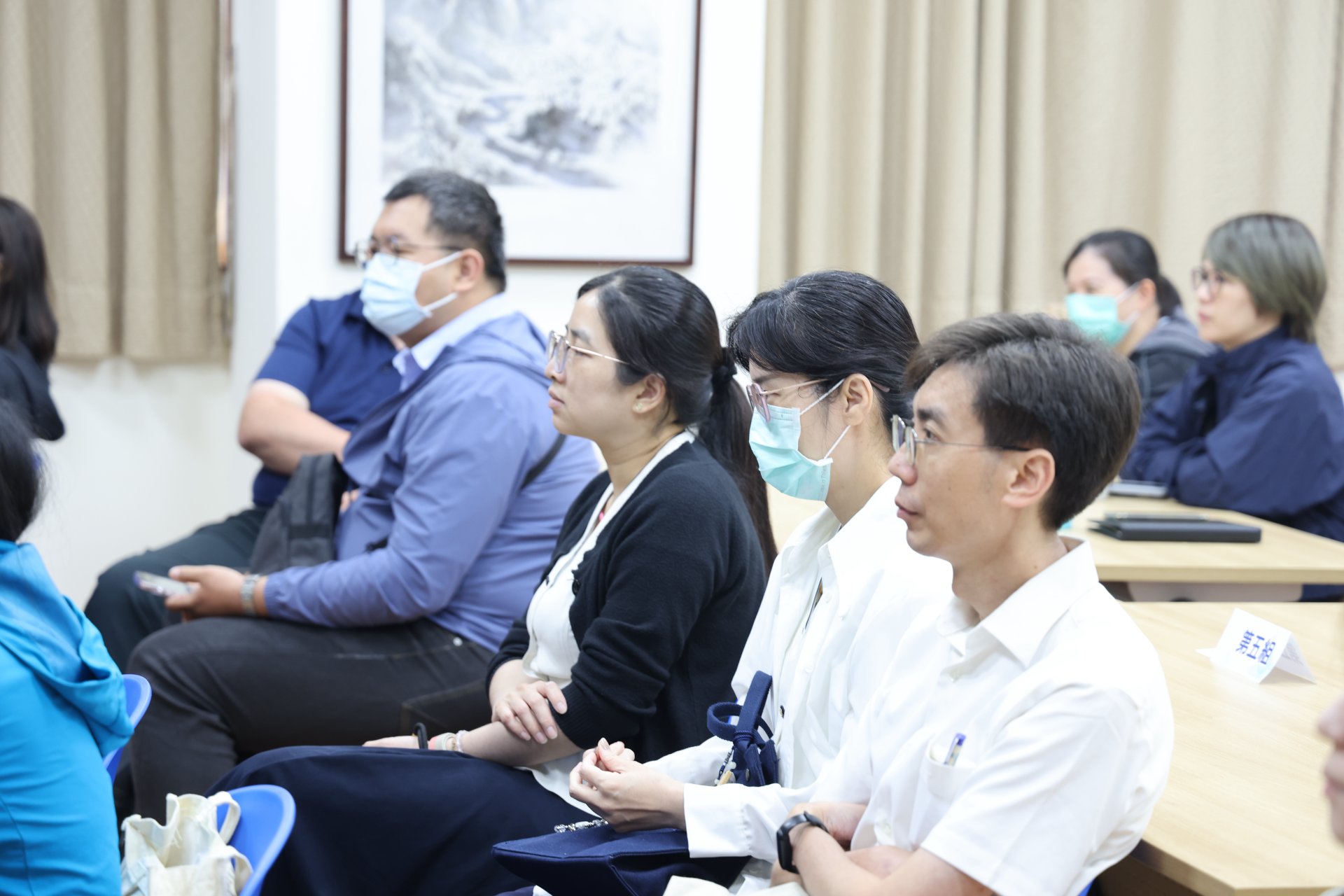 各單位與會代表專心聆聽，新法上路後對企業所帶來的修正方向與正向助益。