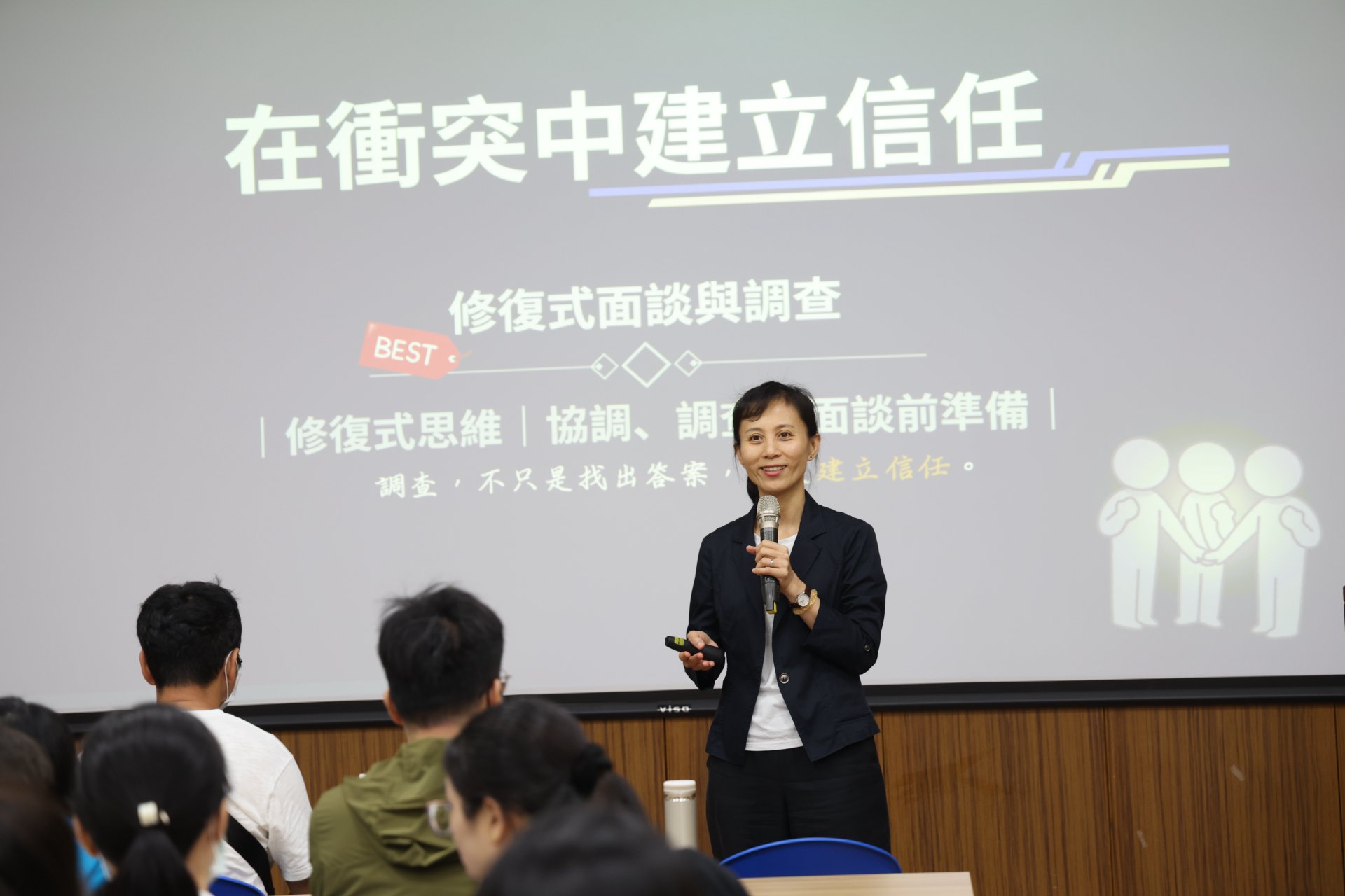 花蓮慈濟醫院人力資源室暨職業安全衛生室主任劉曉諭分享修復式處理經驗。