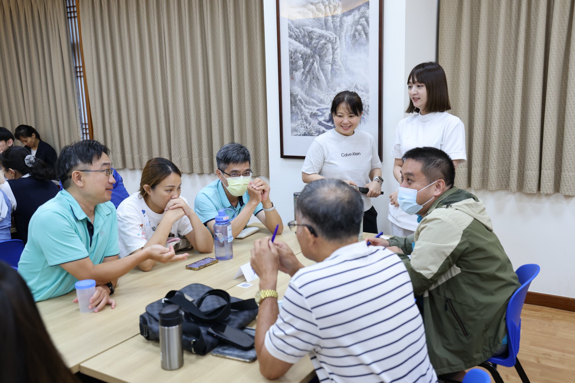 課後由各組依情境題討論，模擬處理方式，來深化對新法的了解和實際運用實務。