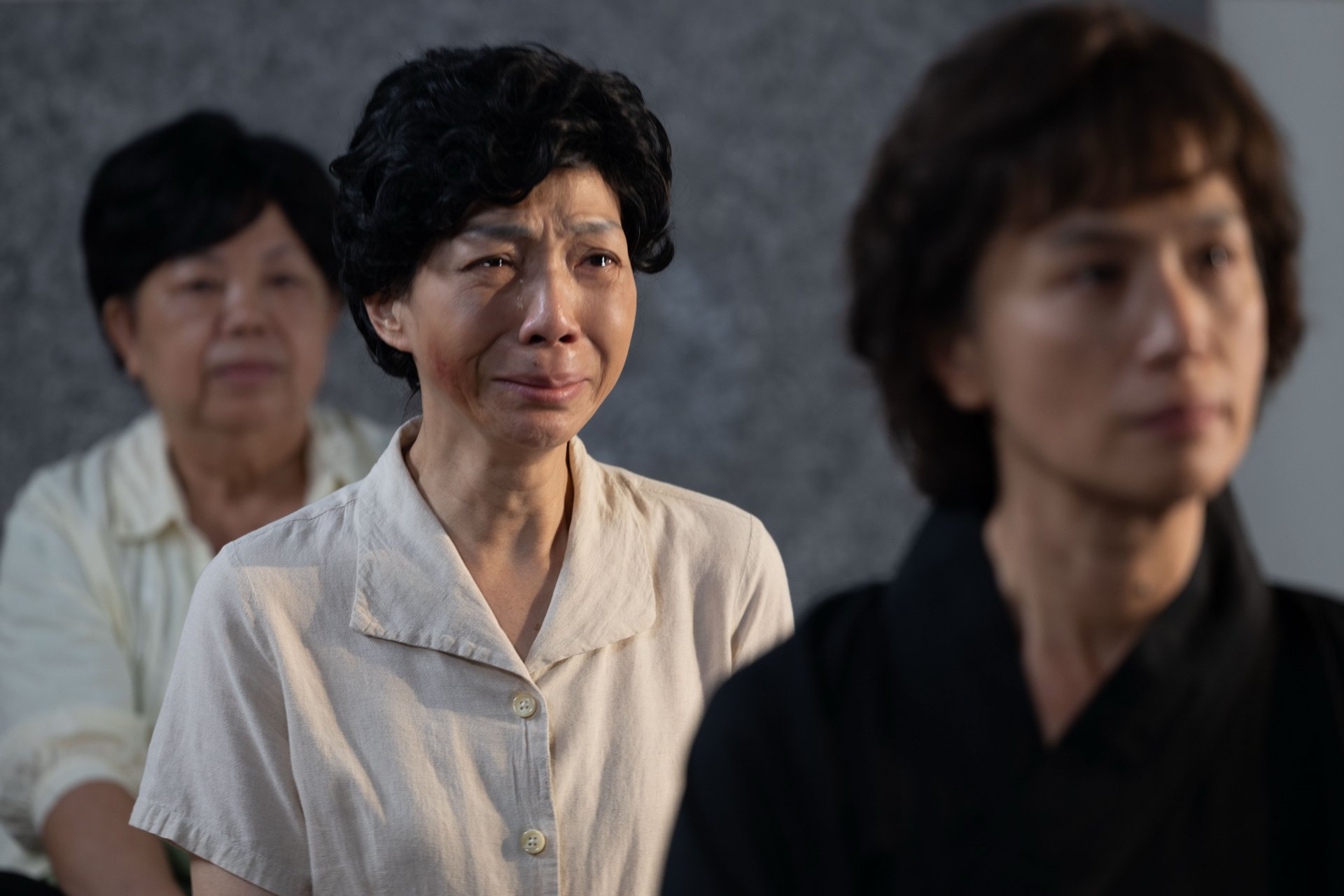 高愛(萬芳 飾)聽師父講經開示,感動落淚