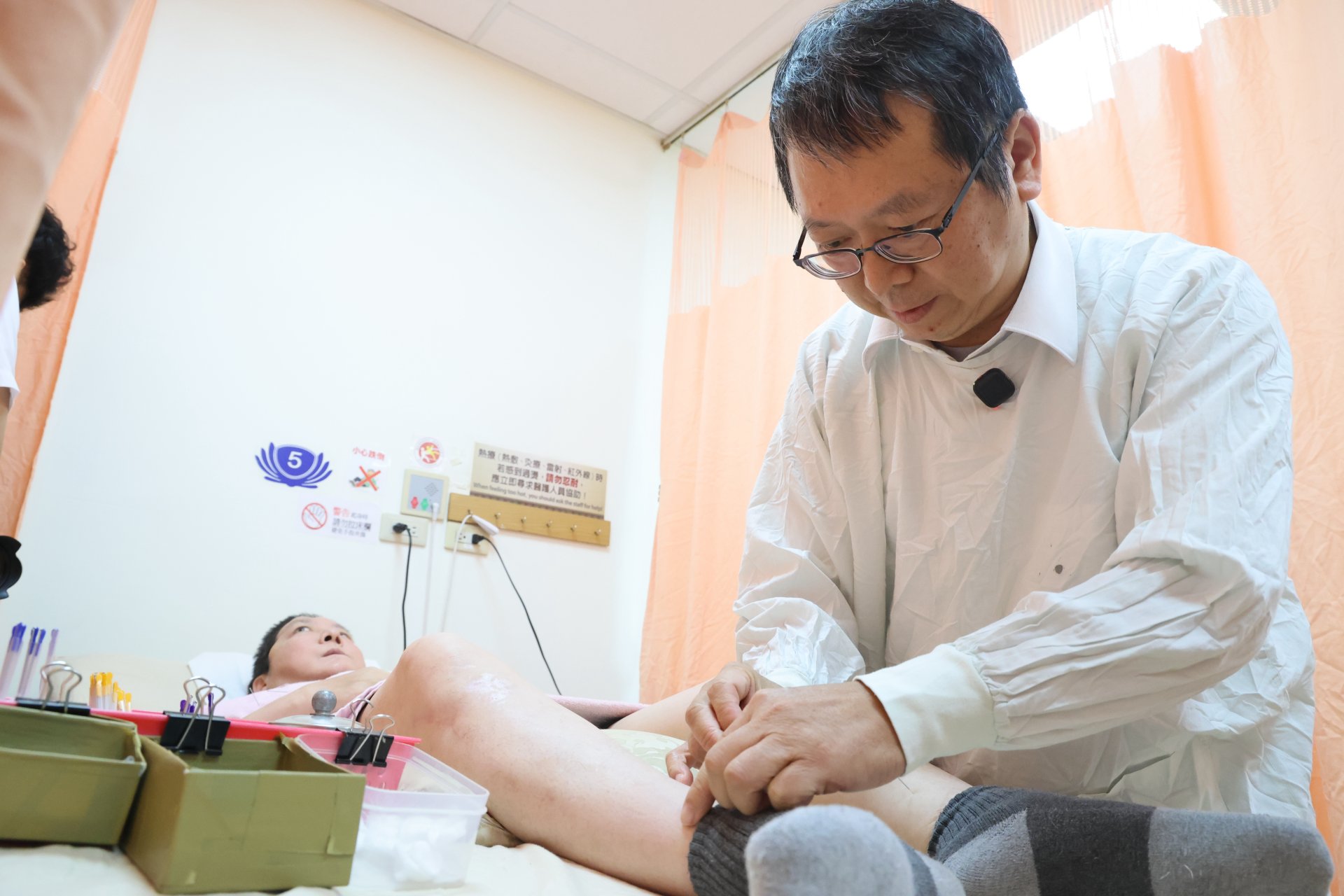 現在的阿虎已經可以走出家門,來到花蓮慈院中醫部王健豪主任的門診接受治療。