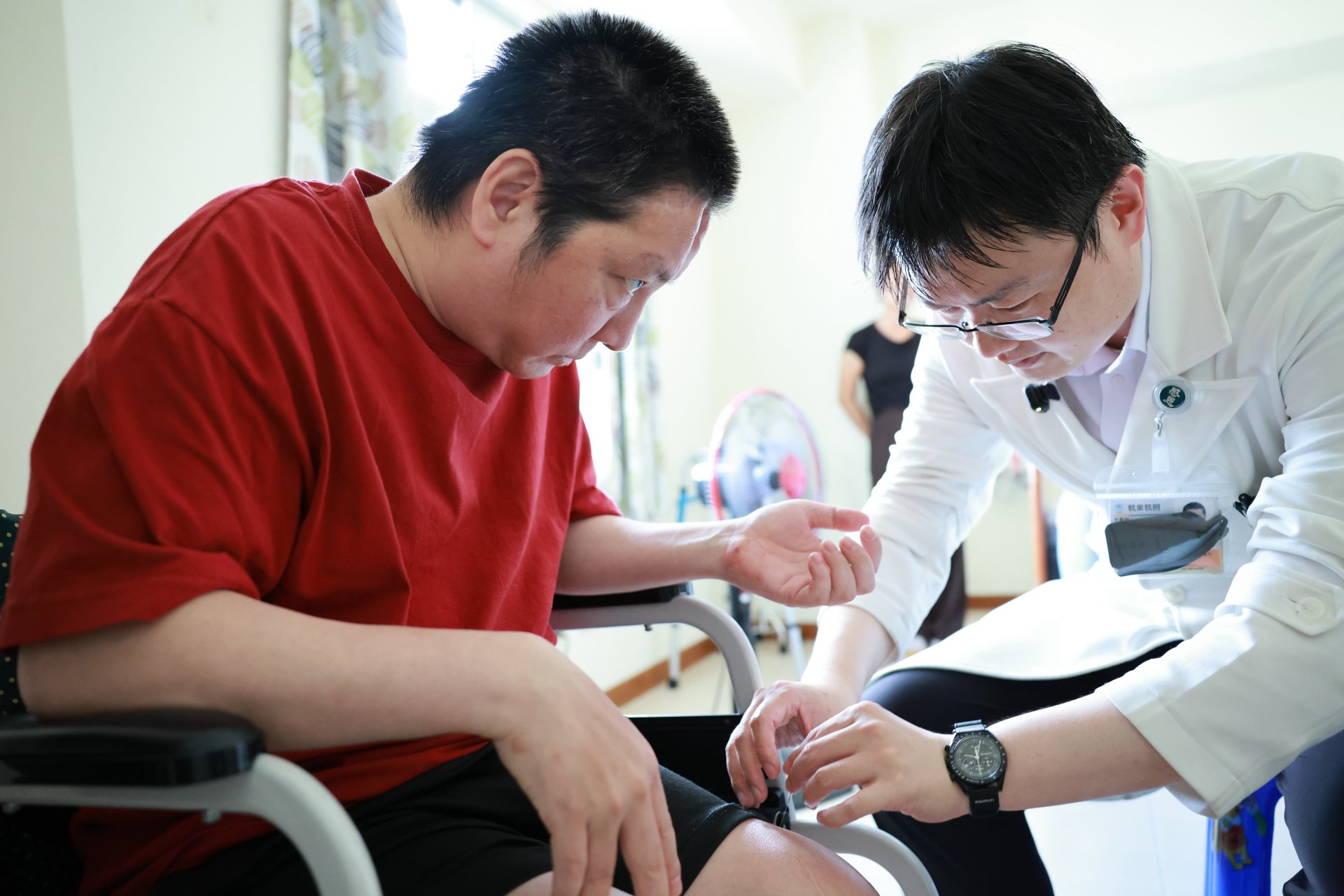 花蓮慈濟醫院中醫部副主任陳中奎到阿虎家中,為阿虎進行居家中醫治療。