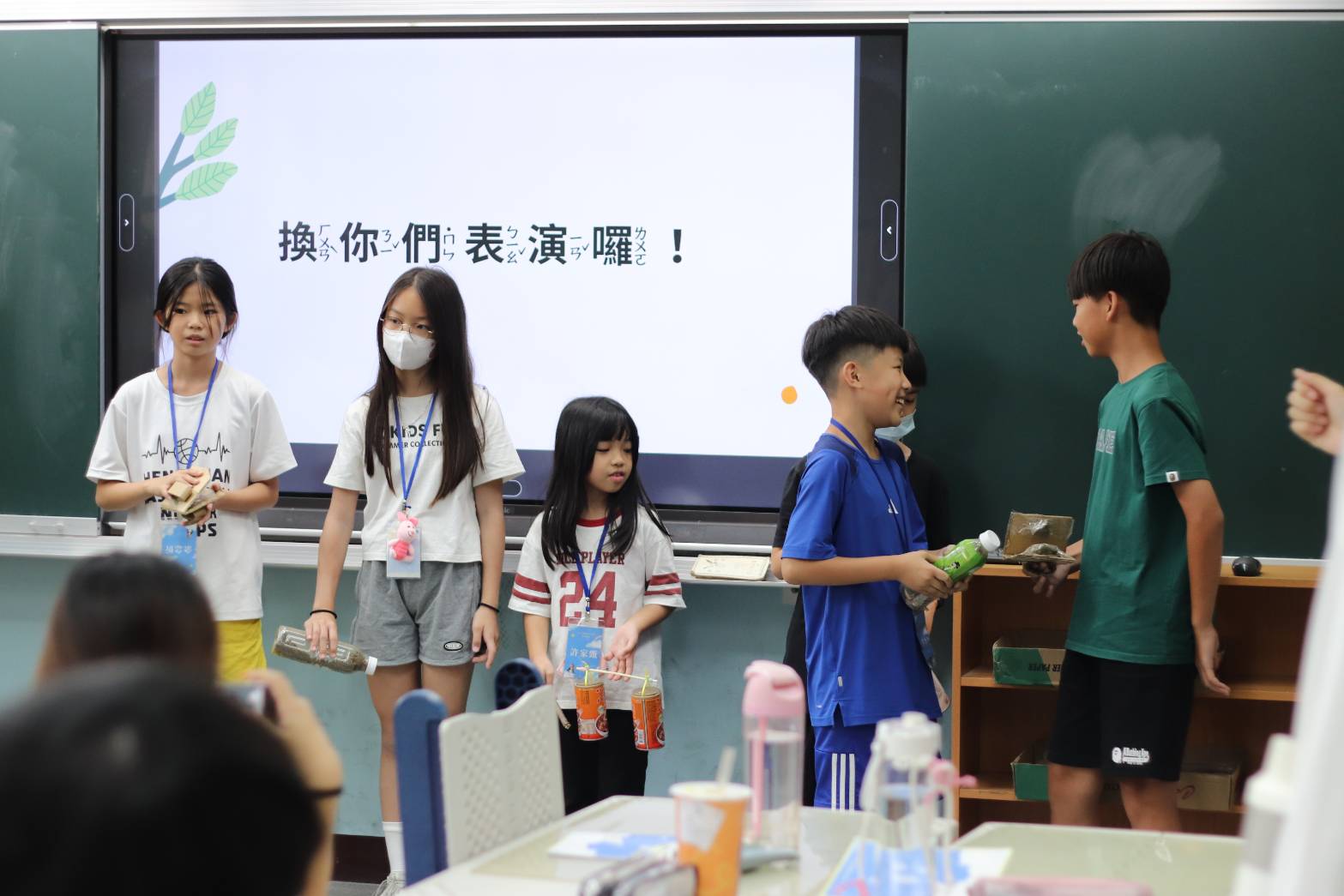學員於課程中練習發現大自然的聲音並實際演練