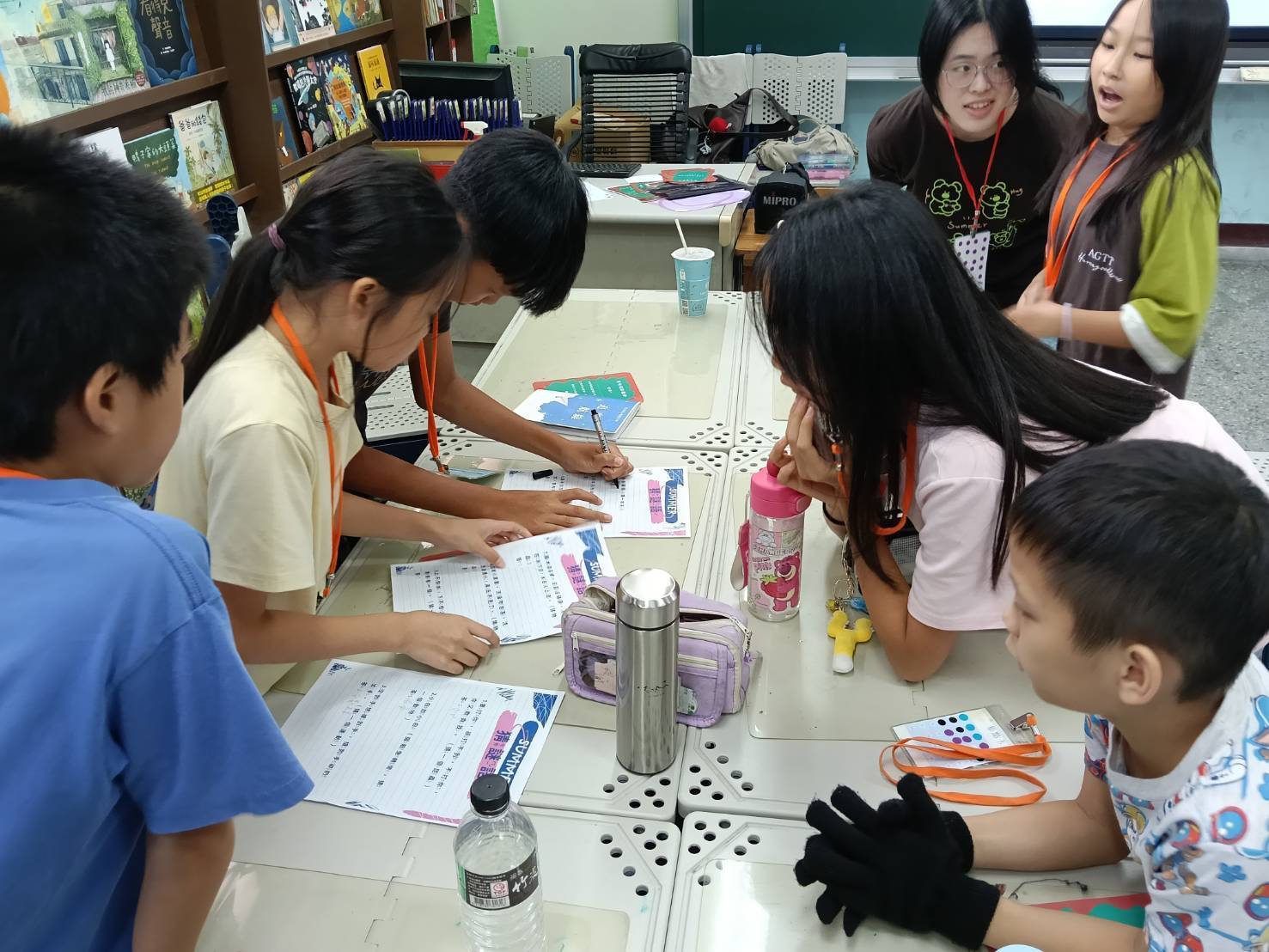 學員於課程中學習反毒相關知識 並體驗吸毒者的不便