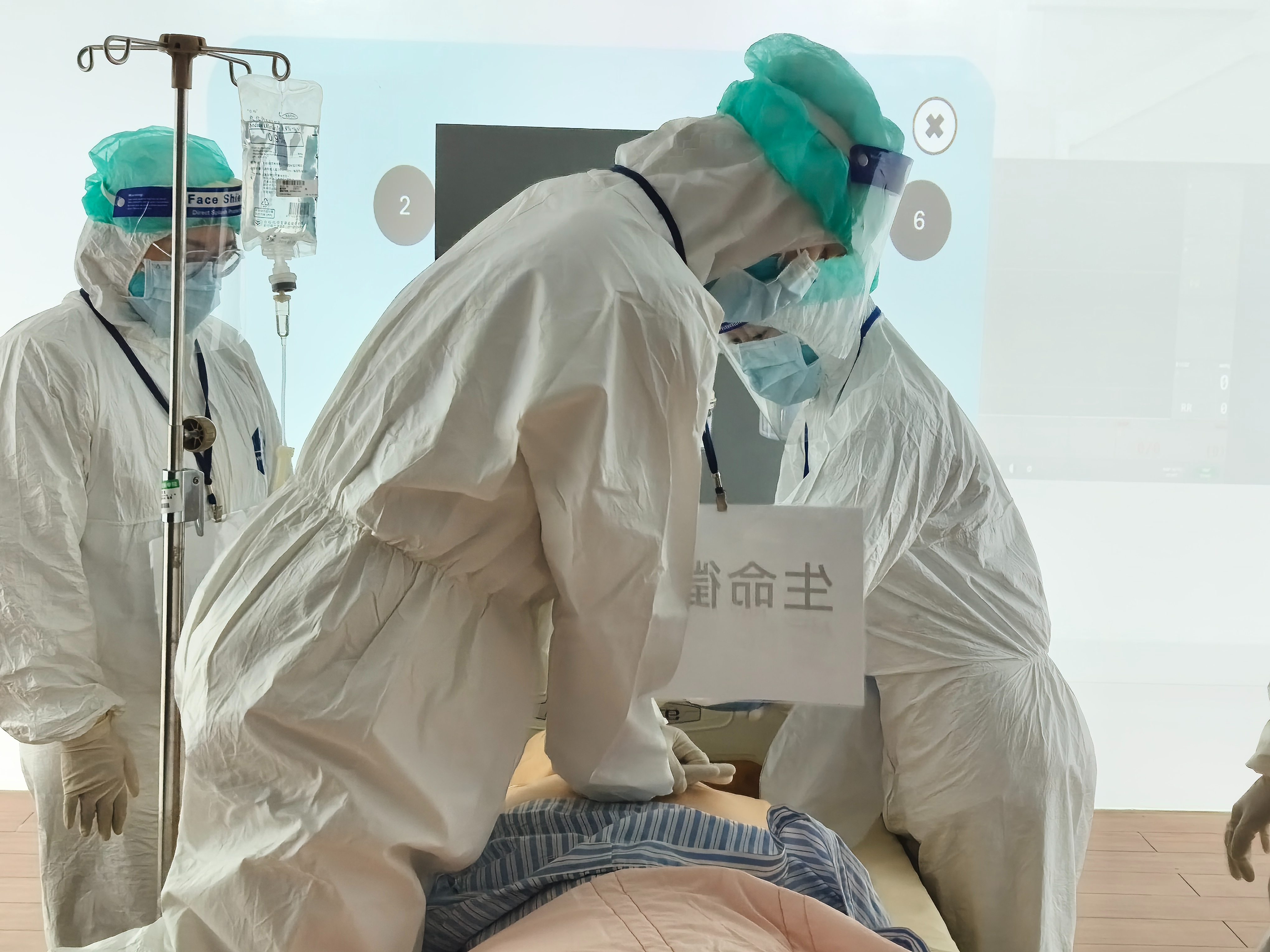 實習生輪流CPR，爭取病患最後一絲生機
