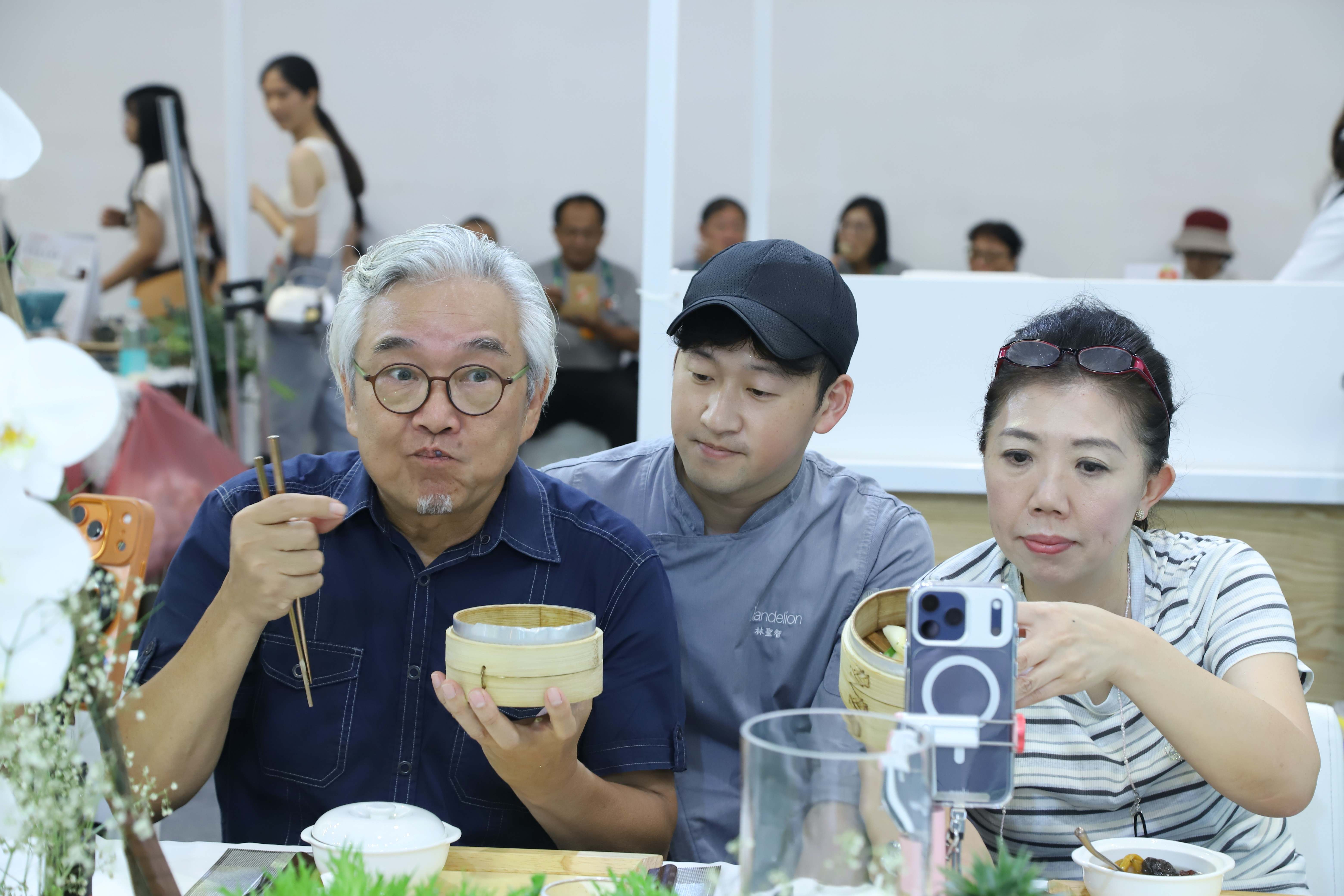 焦志方(左)、小智老師(中)、蔡季芳(右)在「白色餐桌」分享蔬食料理心得。