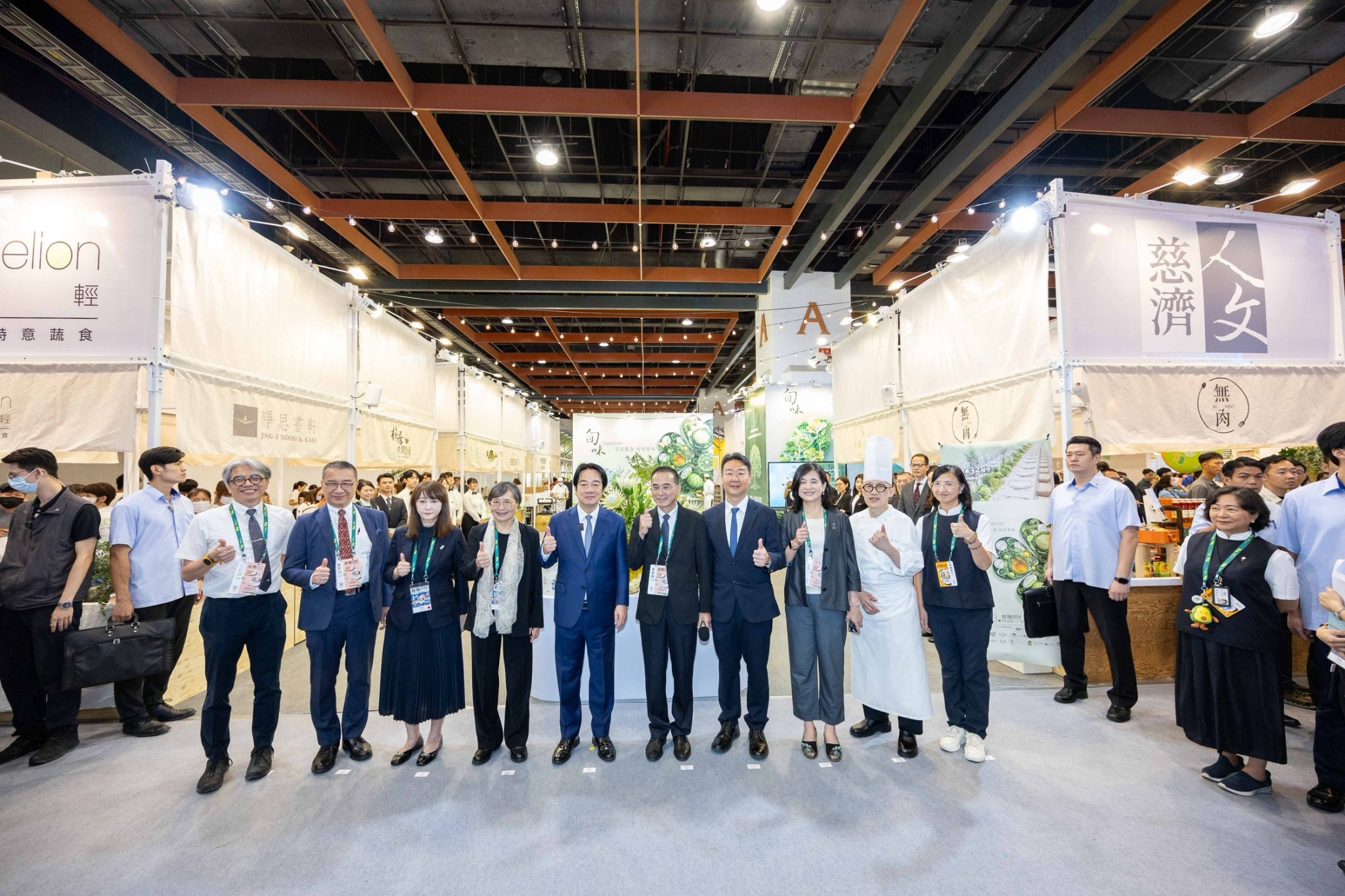 賴清德總統到慈濟人文x常不輕展區參觀，與主辦單位合影