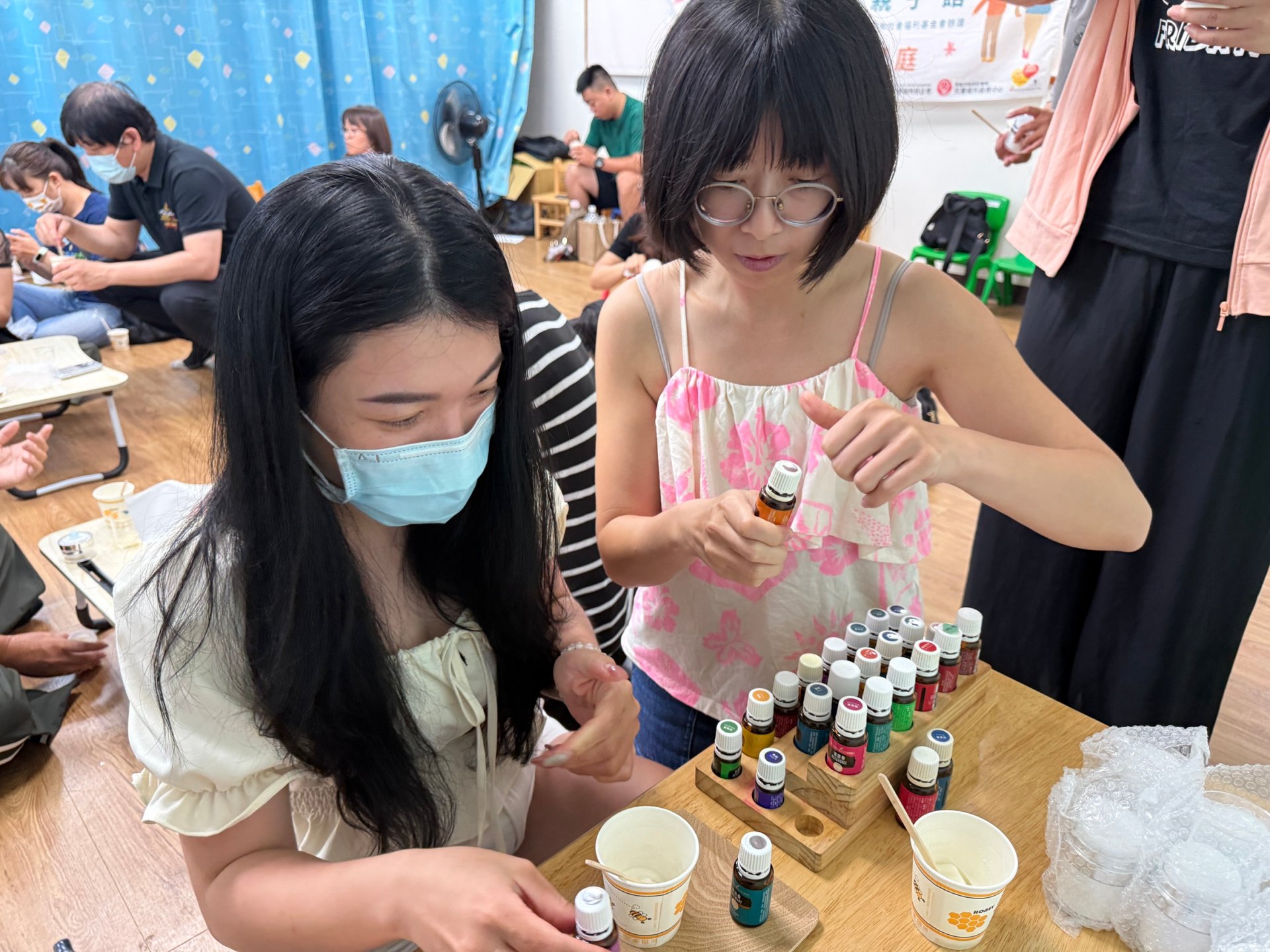 講師引導家長挑選適合自己的精油,調配出專屬的香氣乳液。