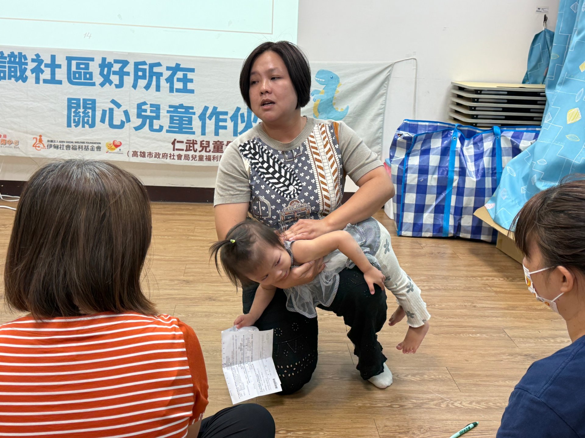 講師現場示範如何透過溫和的按摩與香氣引導,協助安定幼兒的浮躁情緒。