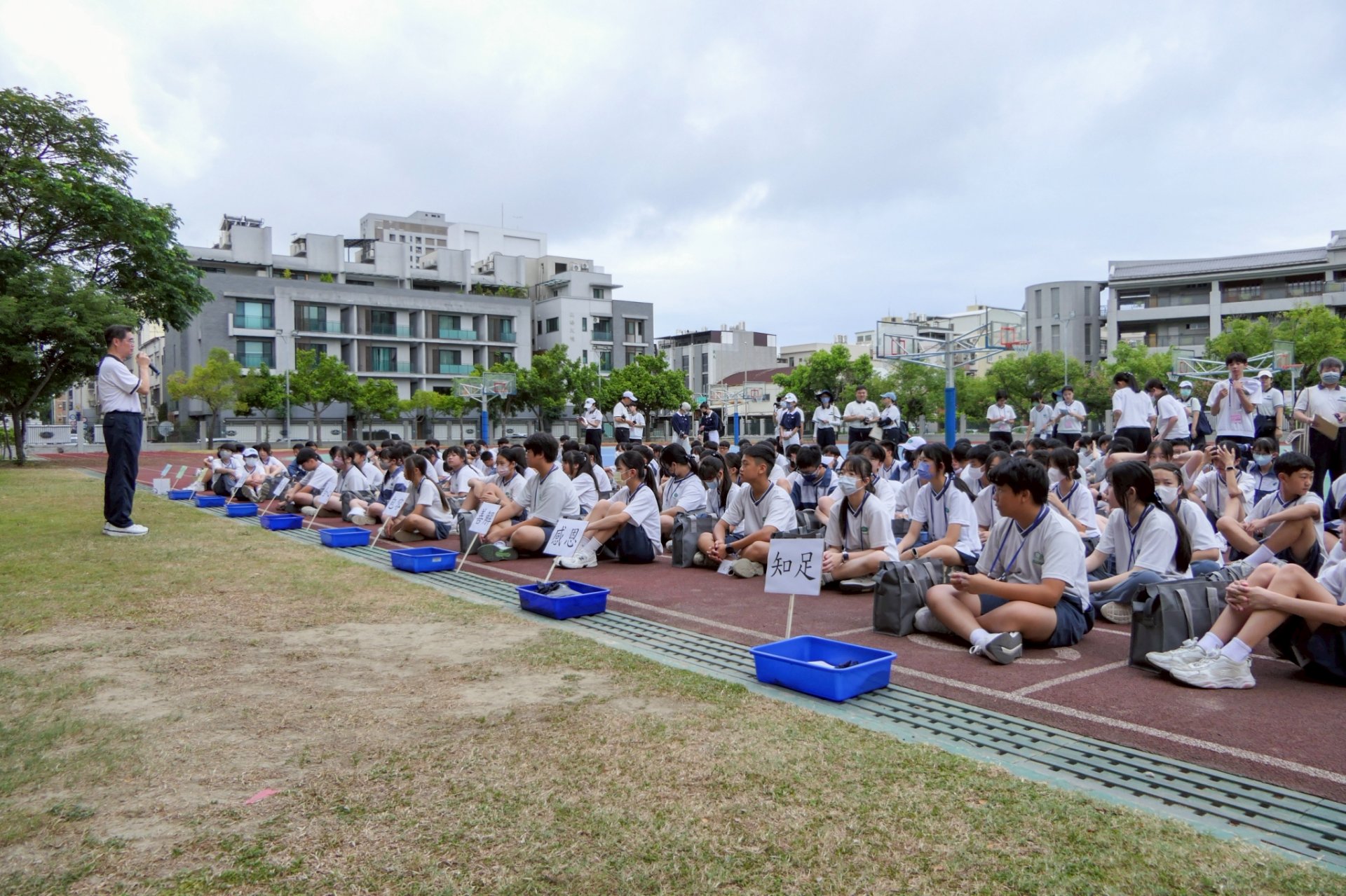 姚智化校長前來給予同學勉勵,並共同參與掃街活動。