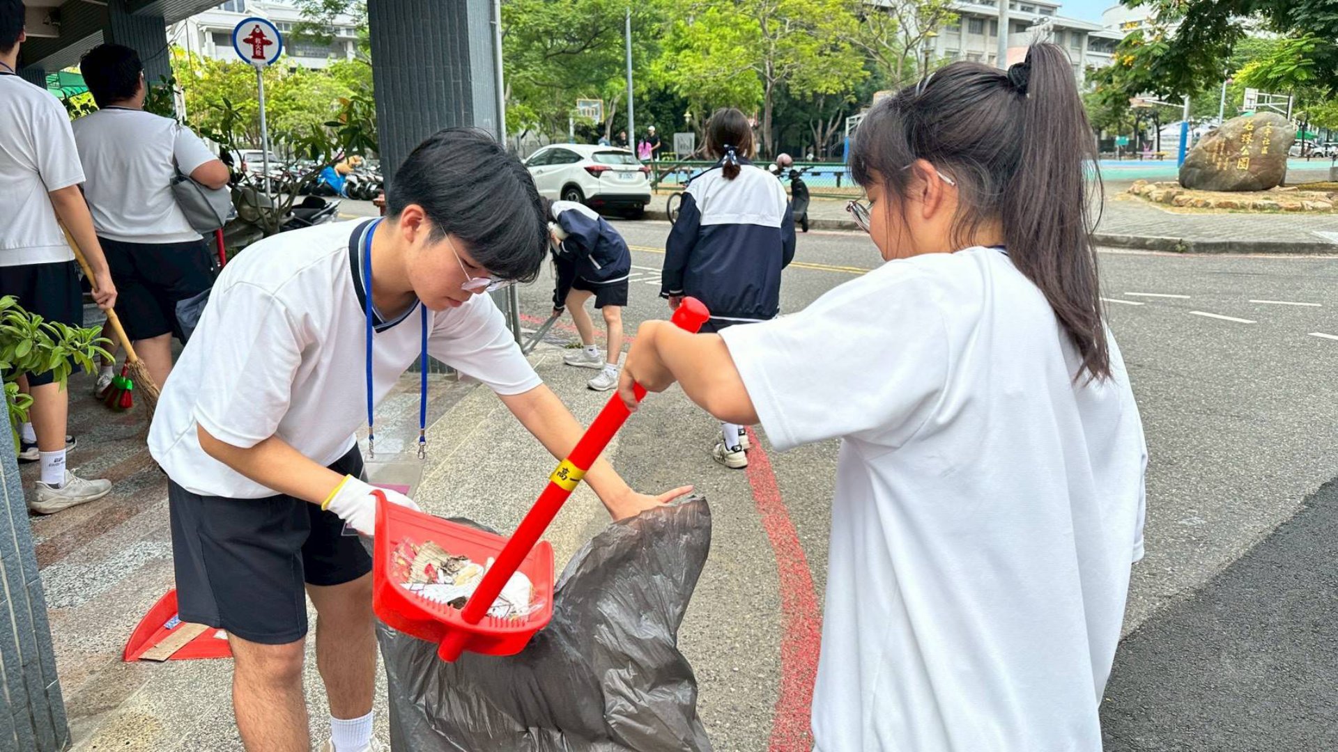 隊輔學長姊陪伴並協助學弟妹進行掃街活動。