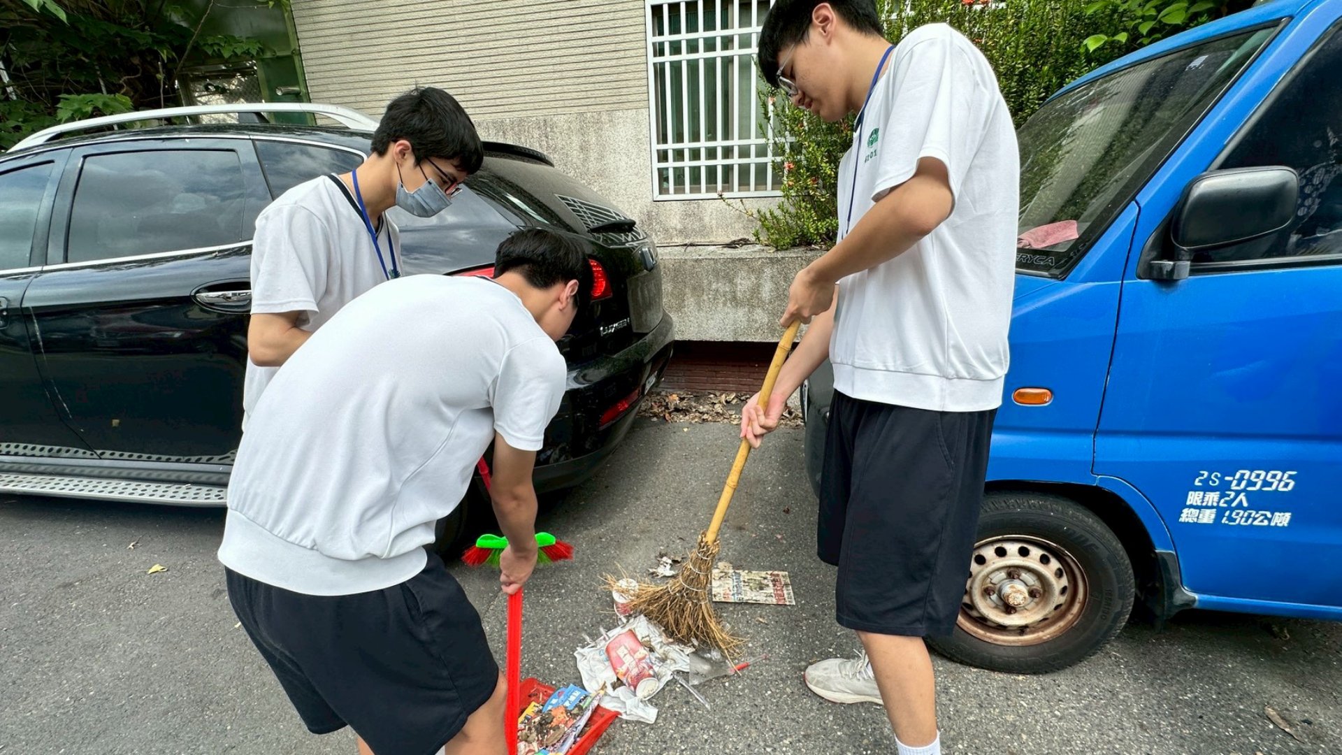 同學之間互助合作,一起為掃街活動盡一份心力。