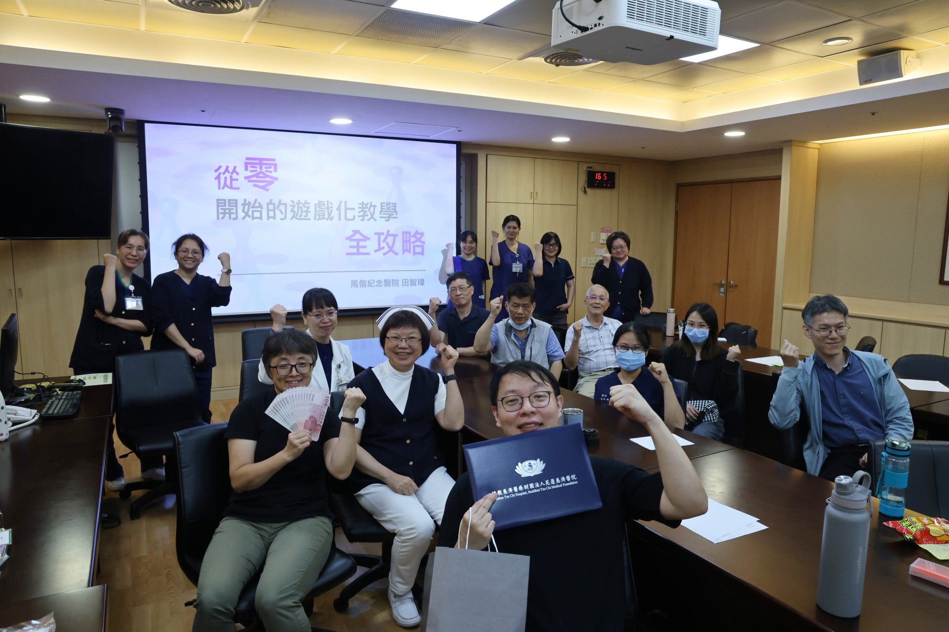 花蓮慈院教學部師資培育中心導入「遊戲化教學」帶領新世代，邀請田智瑋醫師(最前、中)到花蓮傳授心法，吸引花蓮各界對教學有興趣的各世代醫師和護理師都投入這項玩到老、學到老的教學方式。