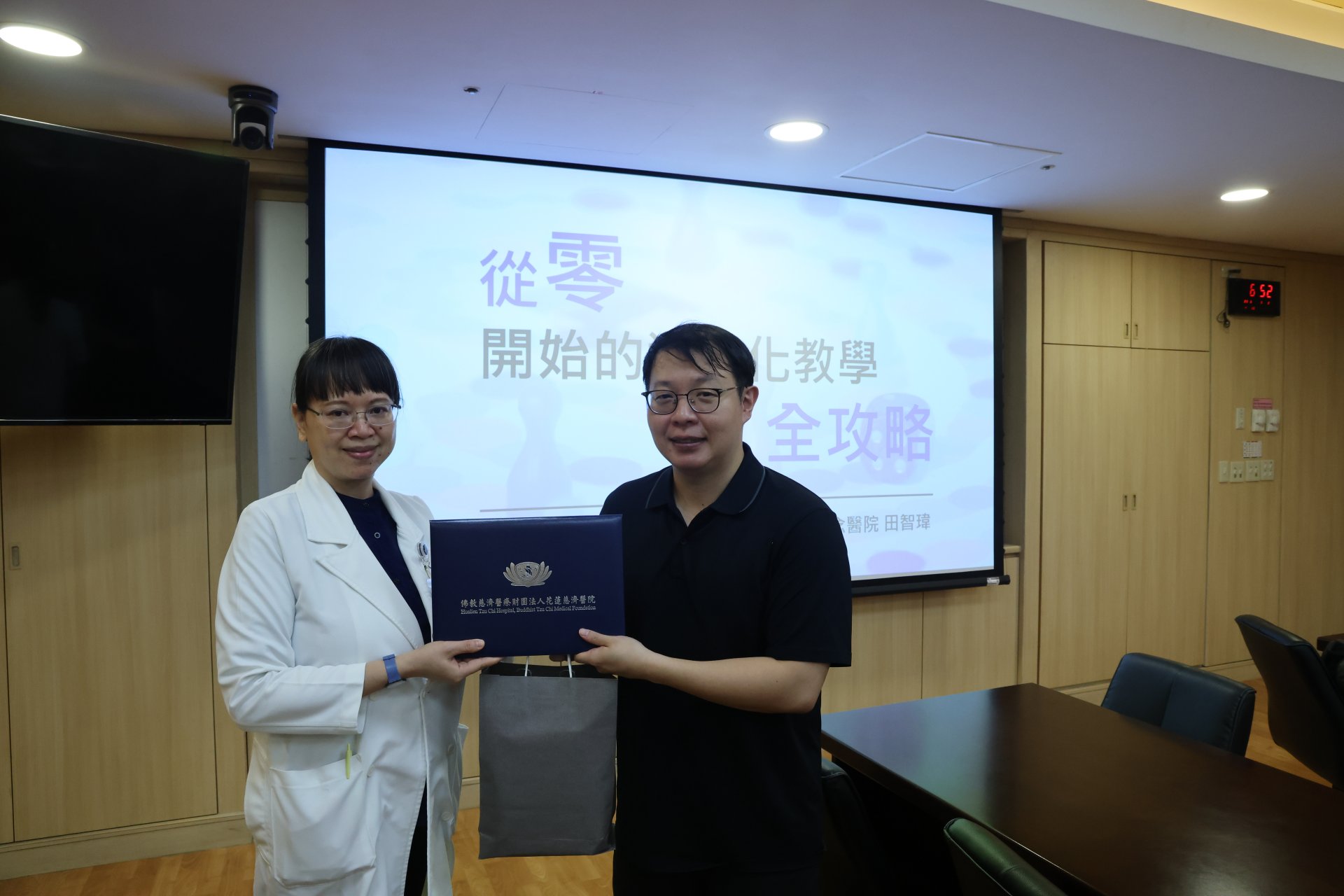 花蓮慈濟醫院教學部師資培育中心主任羅文綾醫師(左)致贈感謝狀，感恩馬偕紀念醫院重症醫學科的田智瑋醫師(右)特地到花蓮授課。