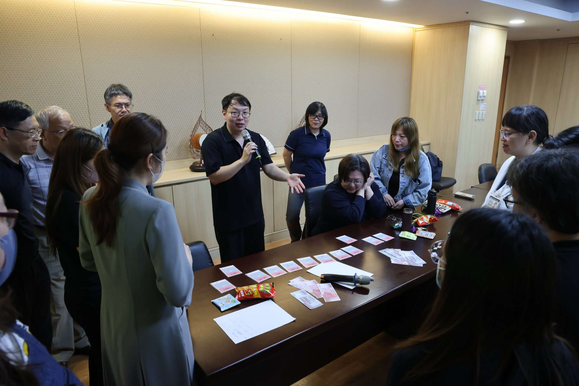 聚集醫師及護理、及重症團隊，花蓮慈院教學部導入遊戲化教學，讓所有老師先試玩、試著設計，更能融入未來的教學。