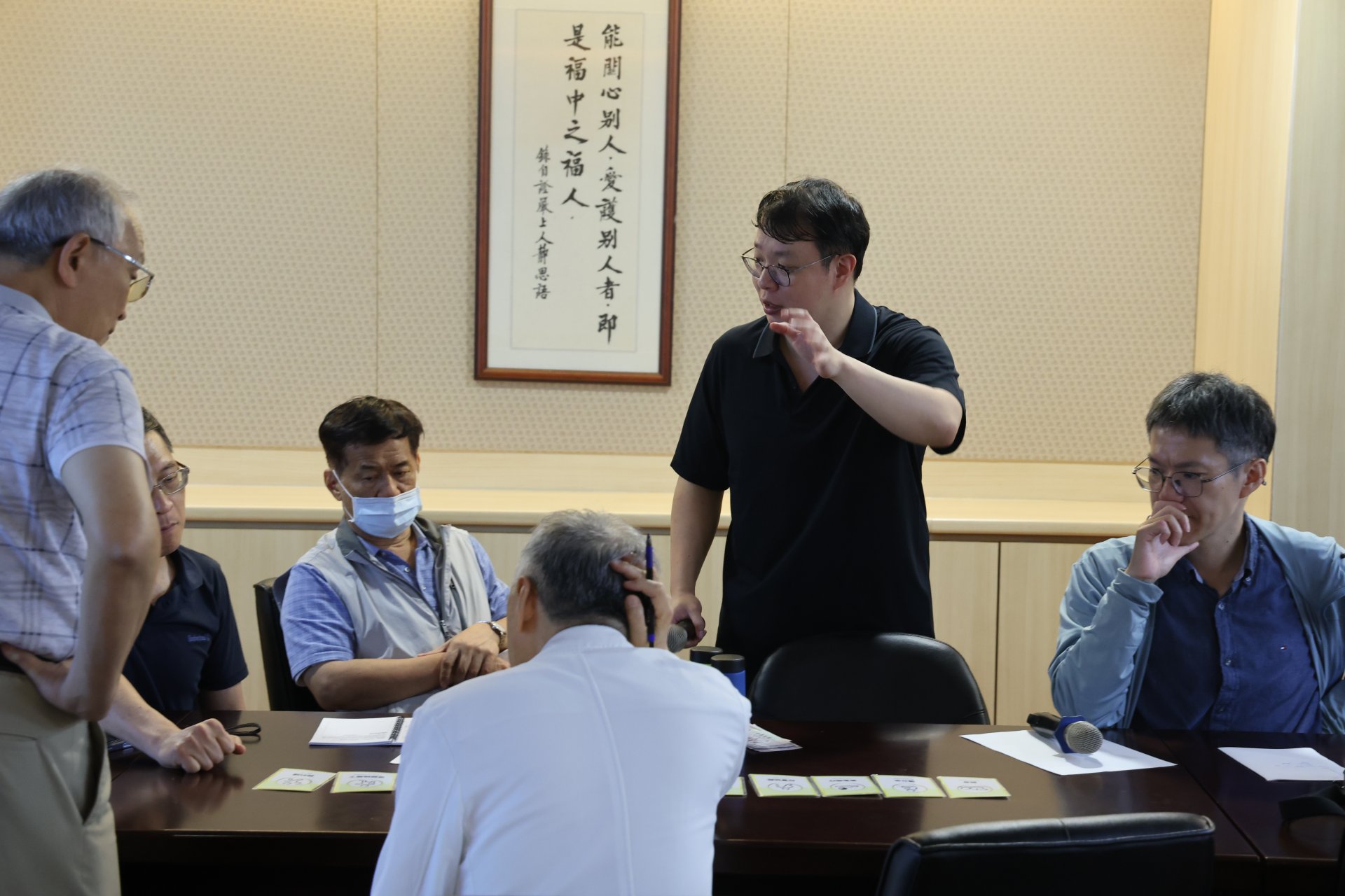 資深主治醫師們連玩遊戲都非常認真投入，講師田智瑋醫師(中)認真與他們交流。