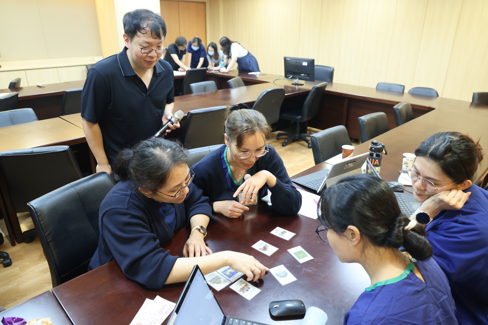內外科加護病房重症團隊的護理長及資深護理師組隊參加，每一位都實力強勁，希望能用更輕鬆的方式帶領年輕護理師。