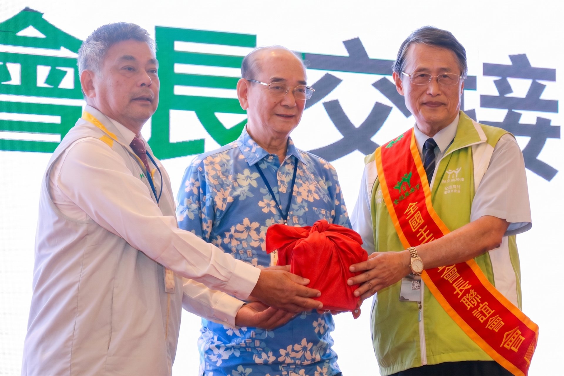 會議中安排交接儀式,正式交棒給花蓮的主委謝立德