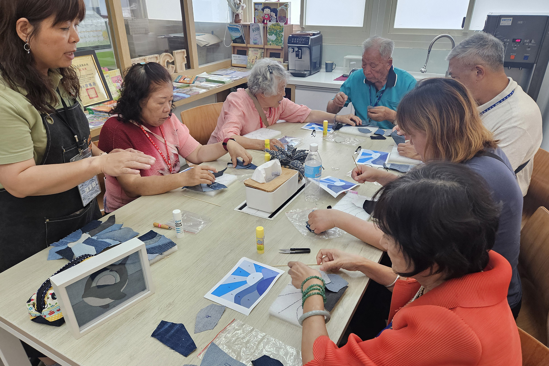 委員眷屬參與「後山 家優」幸福小舖的丹寧作品手作體驗,認識家扶的弱勢家庭培力服務