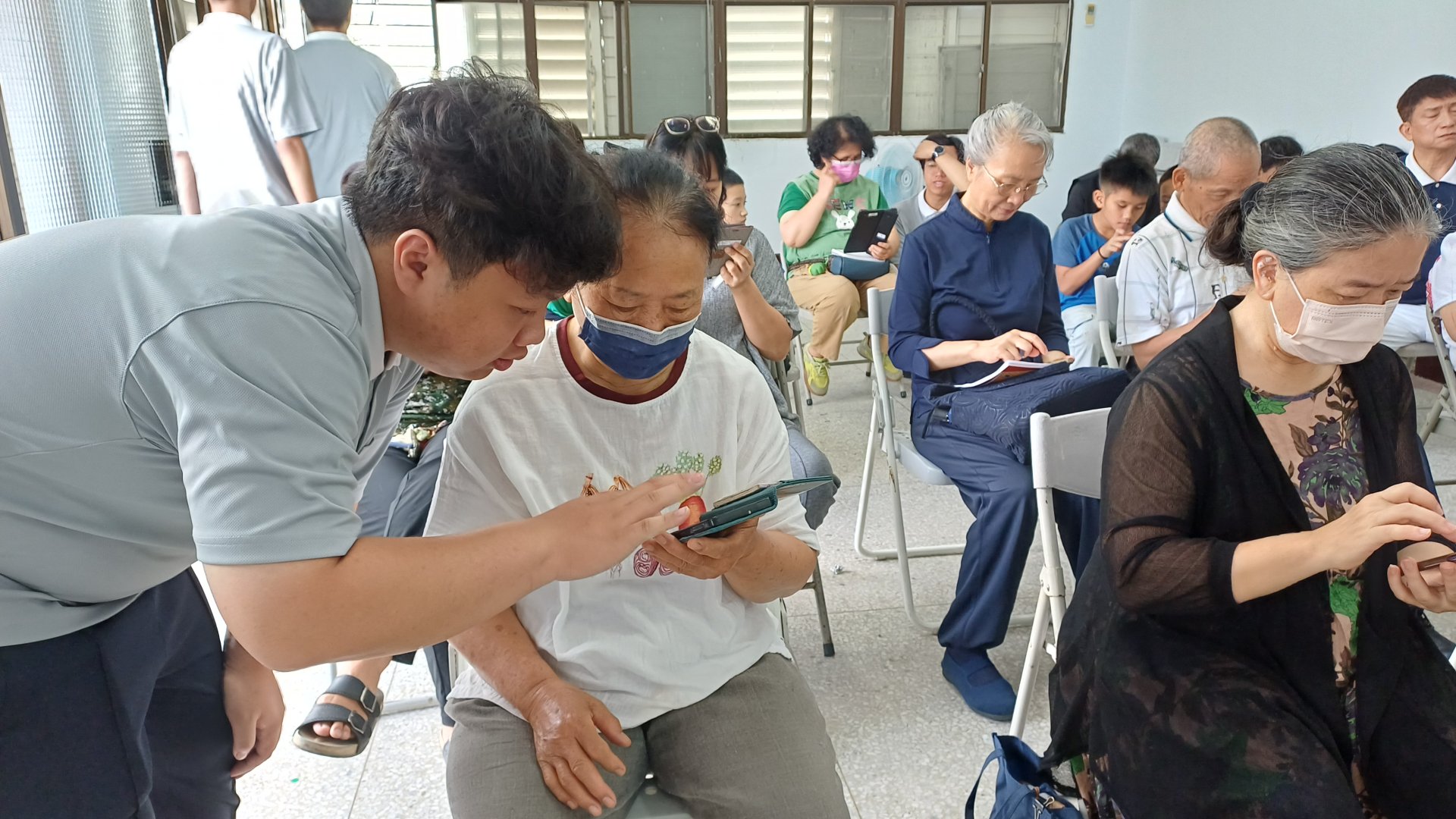 資管系學生協助指導居民