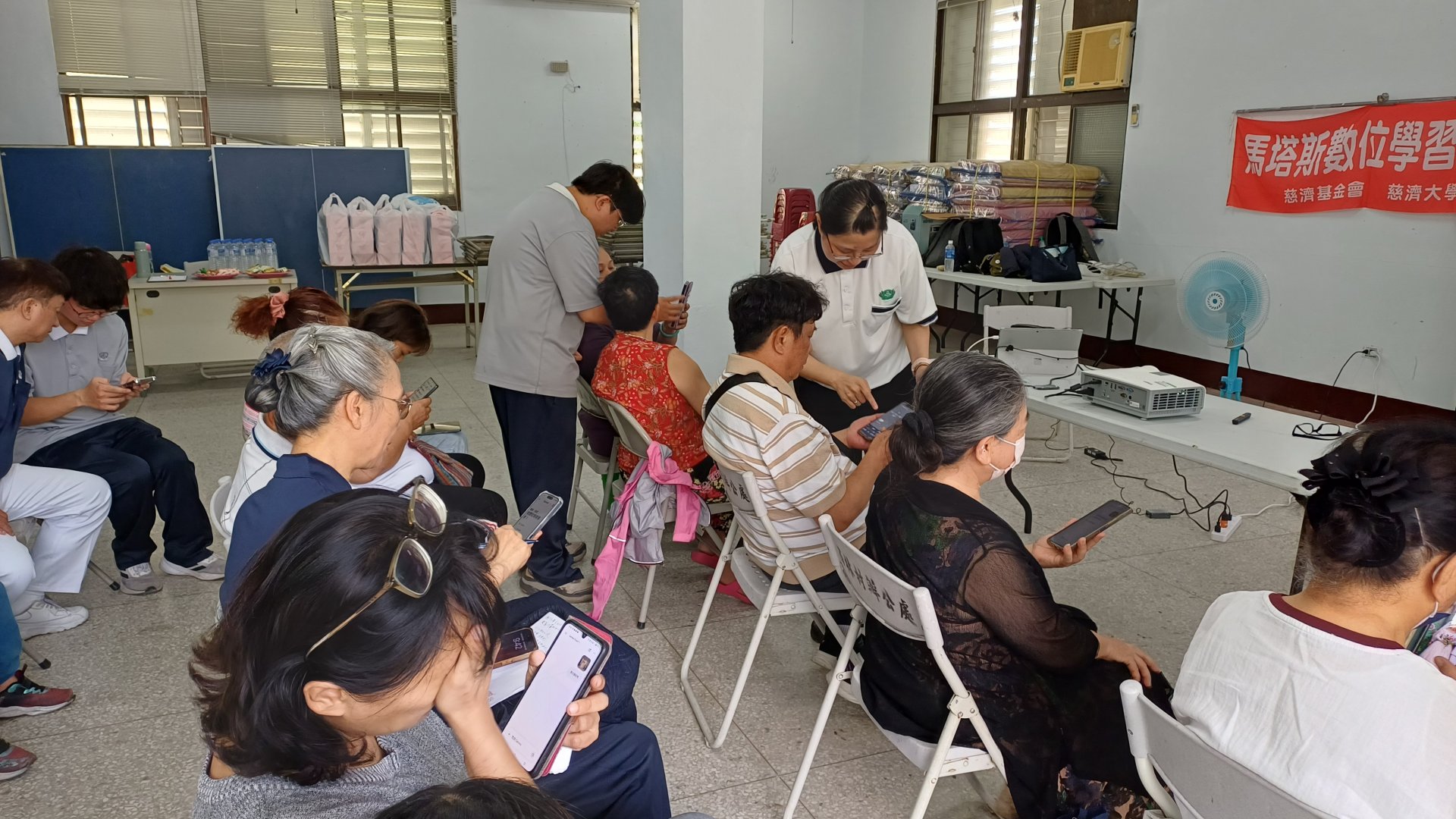 資管系師生指導社居居民學習AI