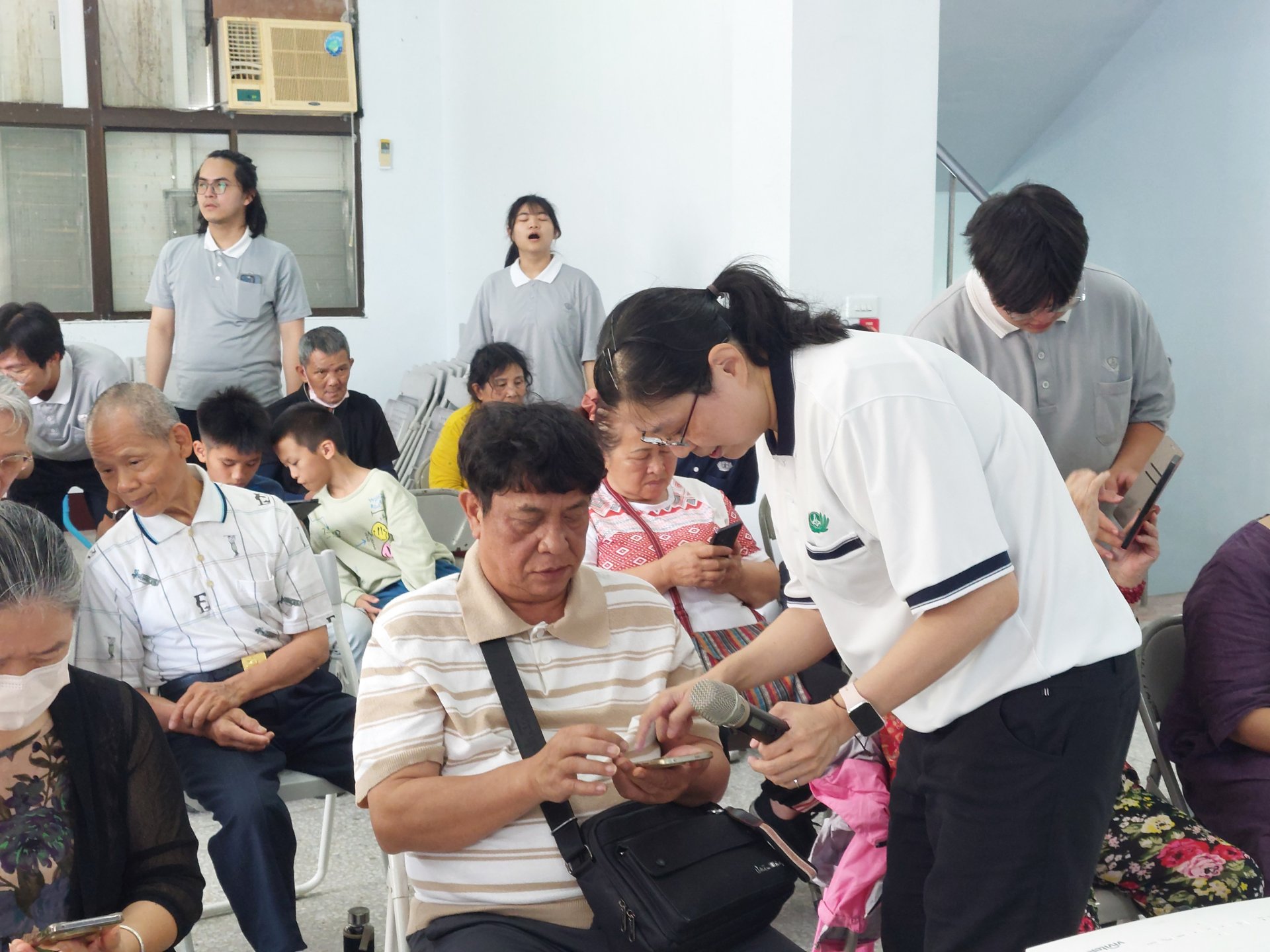 謝依蓓主任細心指導居民