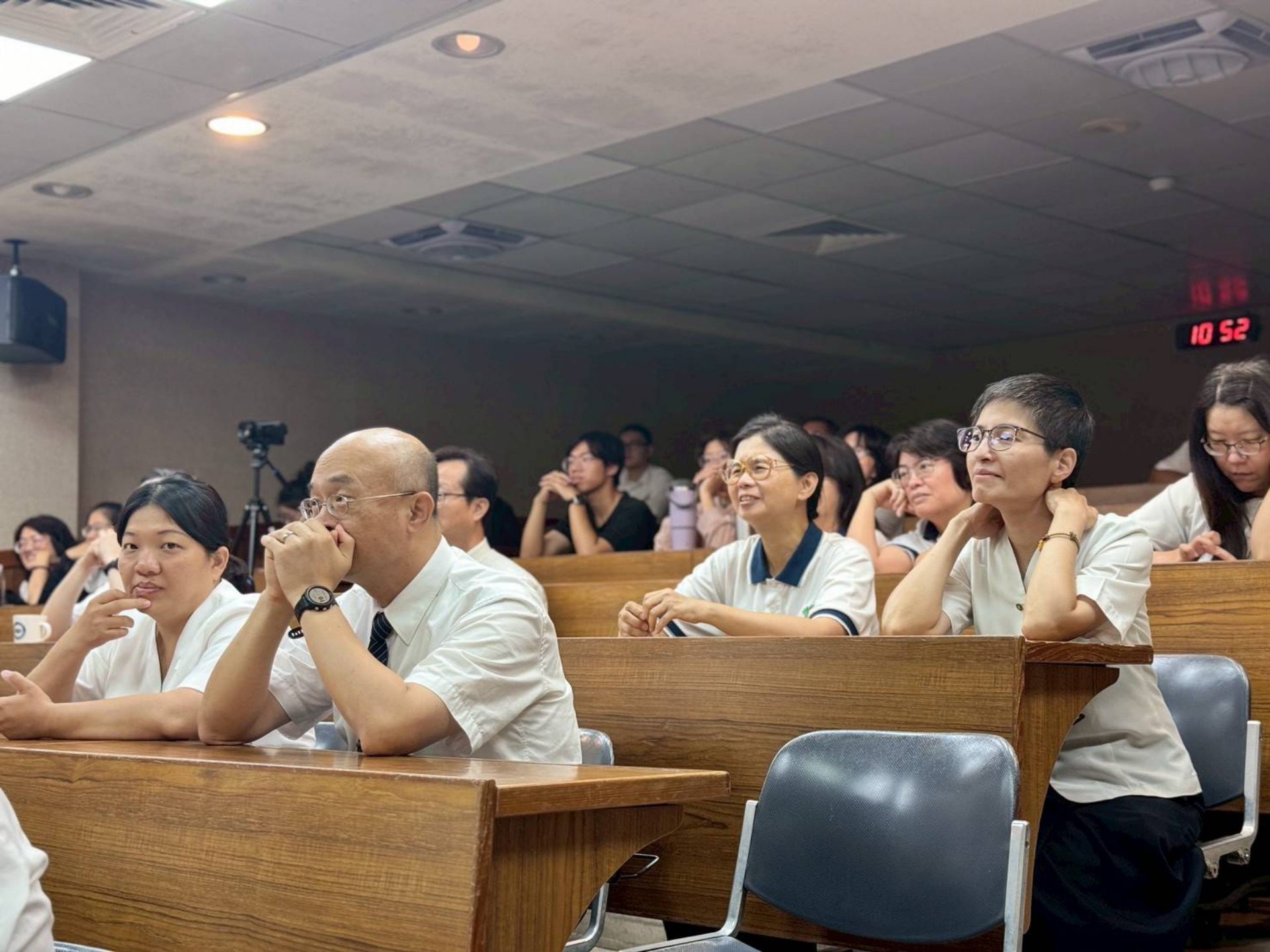 德和師父幽默風趣的分享,令與會教職員會心一笑