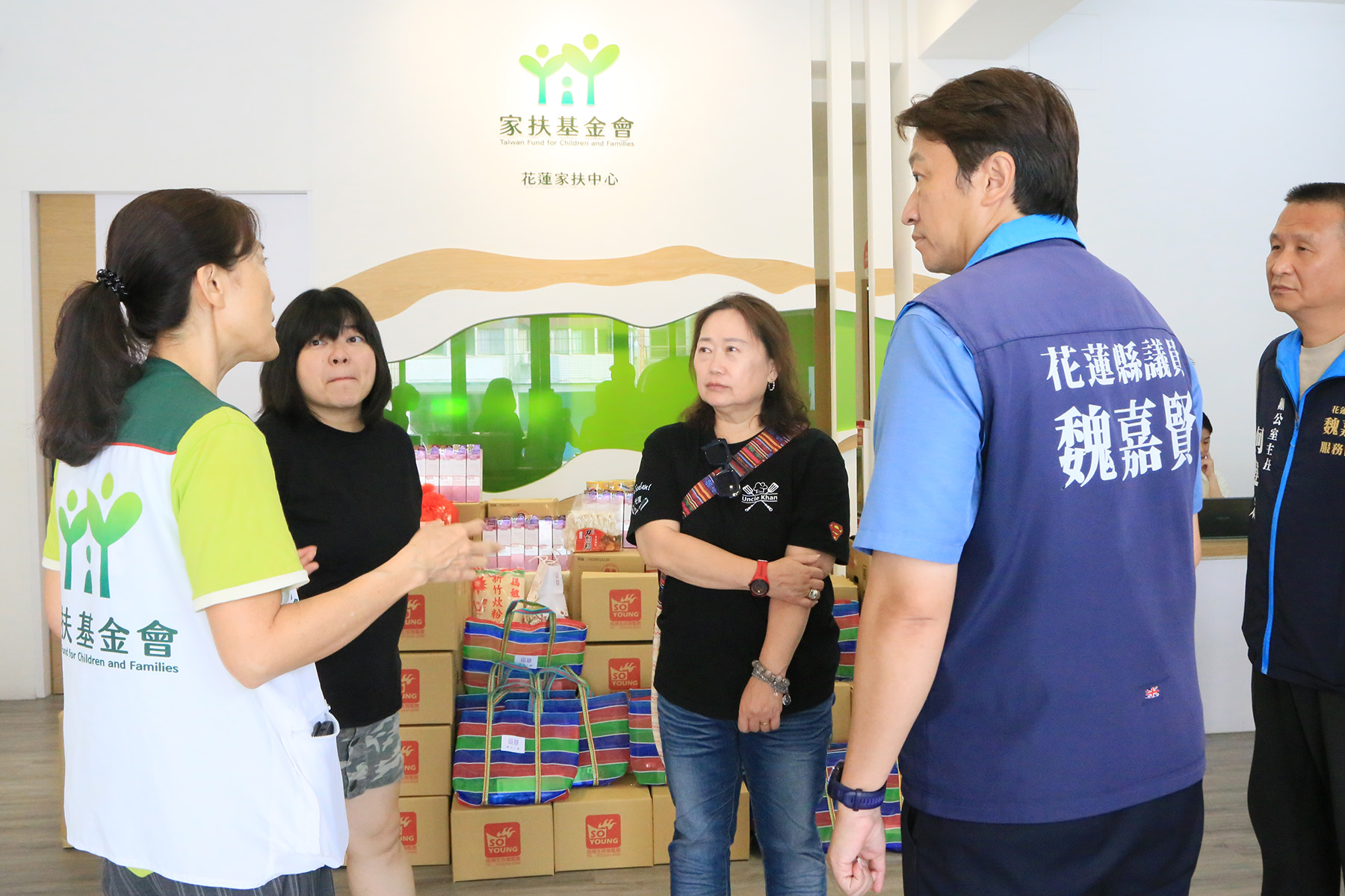 02.花蓮家扶中心主任黃梅蘭（左一）介紹家扶的服務情形與勸募需求