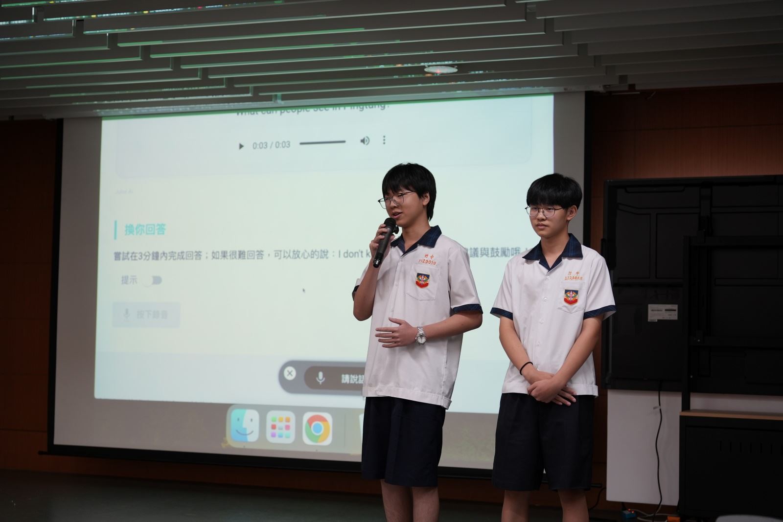 竹田國中的兩位國三學生,運用均一旗下AI英語家教「Jutor」進行現場展示