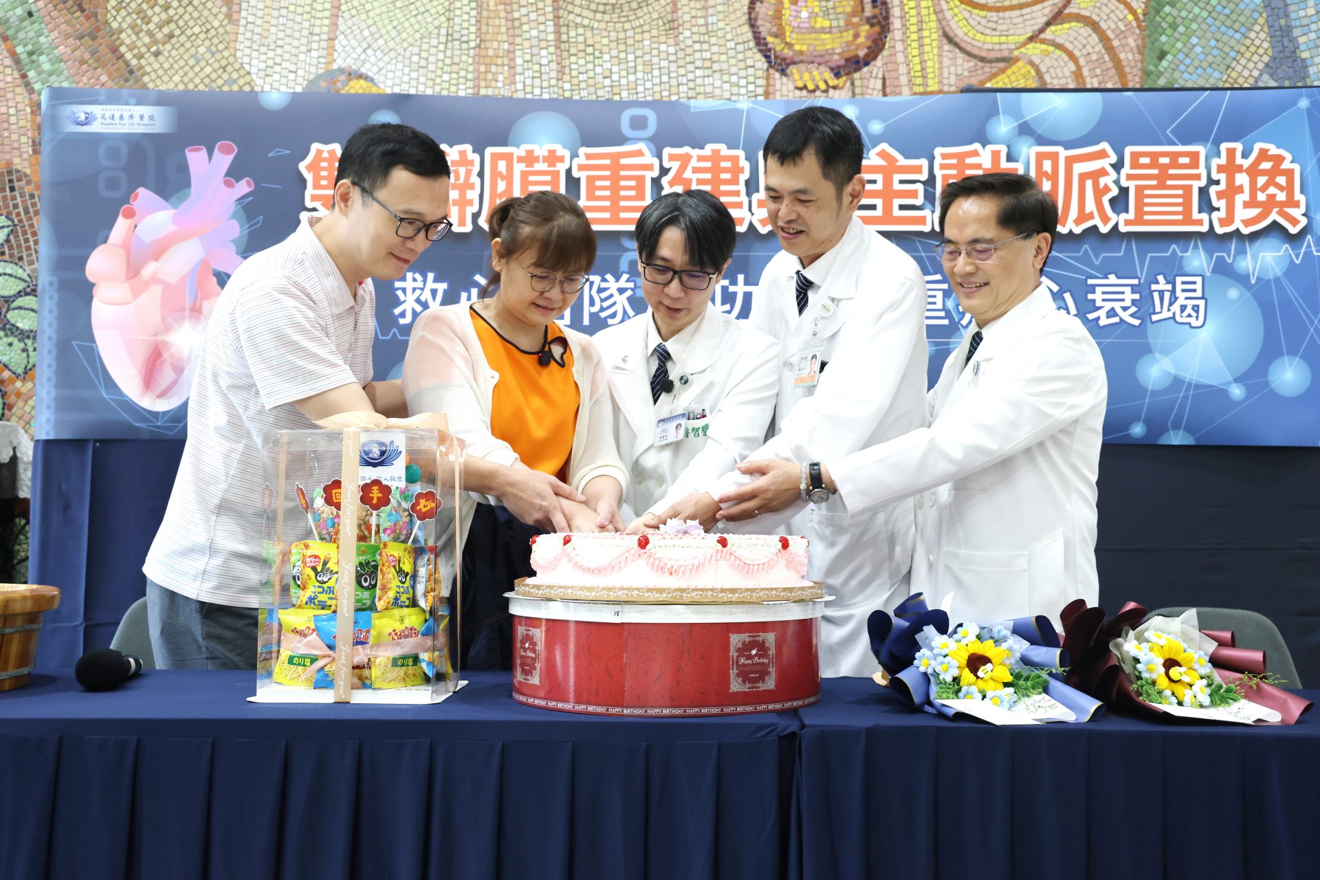 陳老師夫妻和醫療團隊共同切下醫療團隊準備的大蛋糕,象徵開心與愛心的連結以及全新的生命展開。左起游老師、陳老師、張睿智副院長、心臟內科劉維新醫師、林欣榮院長。
