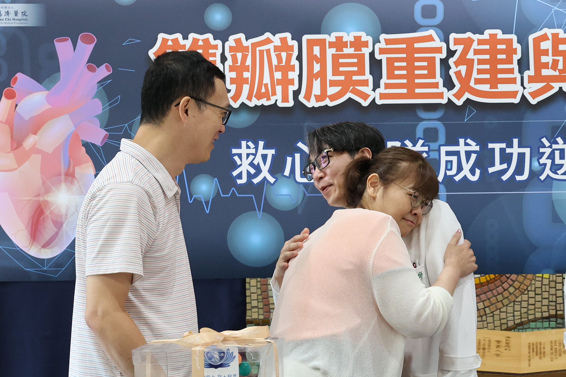 已經恢復得相當良好的陳老師,回到醫院看到張睿智副院長仍忍不住鼻酸,往事歷歷在目,她擁抱張睿智副院長,感恩一路陪她打過艱難的一仗。