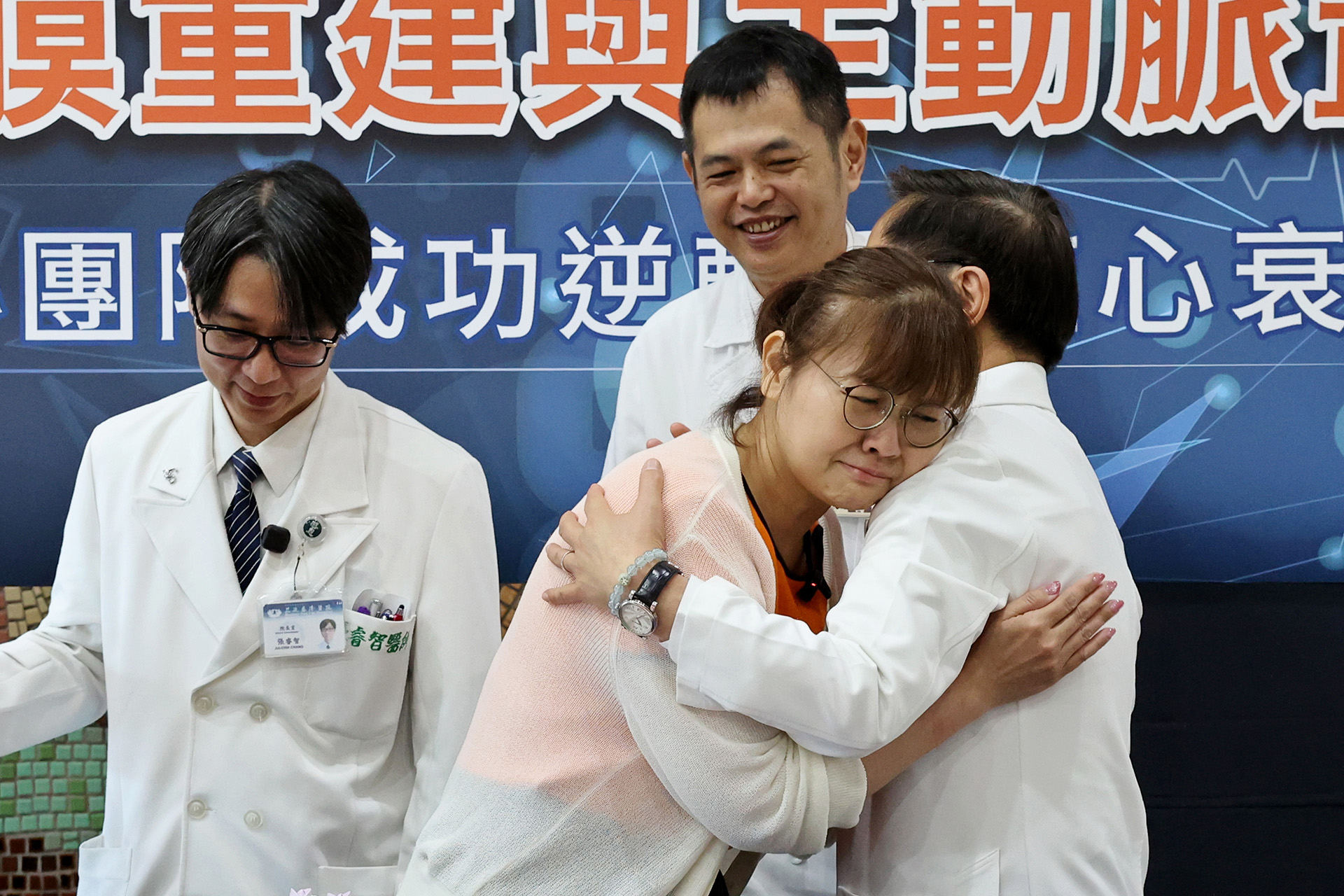 因少見的心臟兩處瓣膜和主動脈都遭受細菌攻擊而損壞,陳老師死裡逃生,擁抱林欣榮院長感恩他帶領的醫療團隊,讓住在花蓮的她可以重新再活一次。