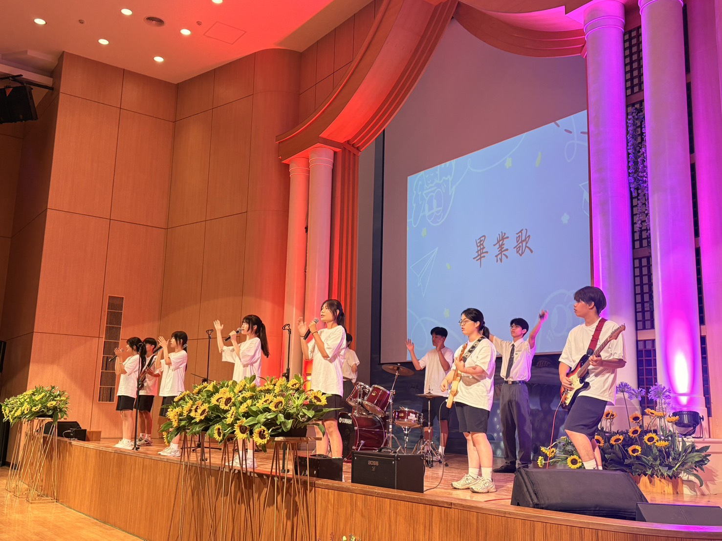 畢業歌曲〈綻燃〉，將三年的感恩化為微光，凝聚成火炬，照亮前行的方向。