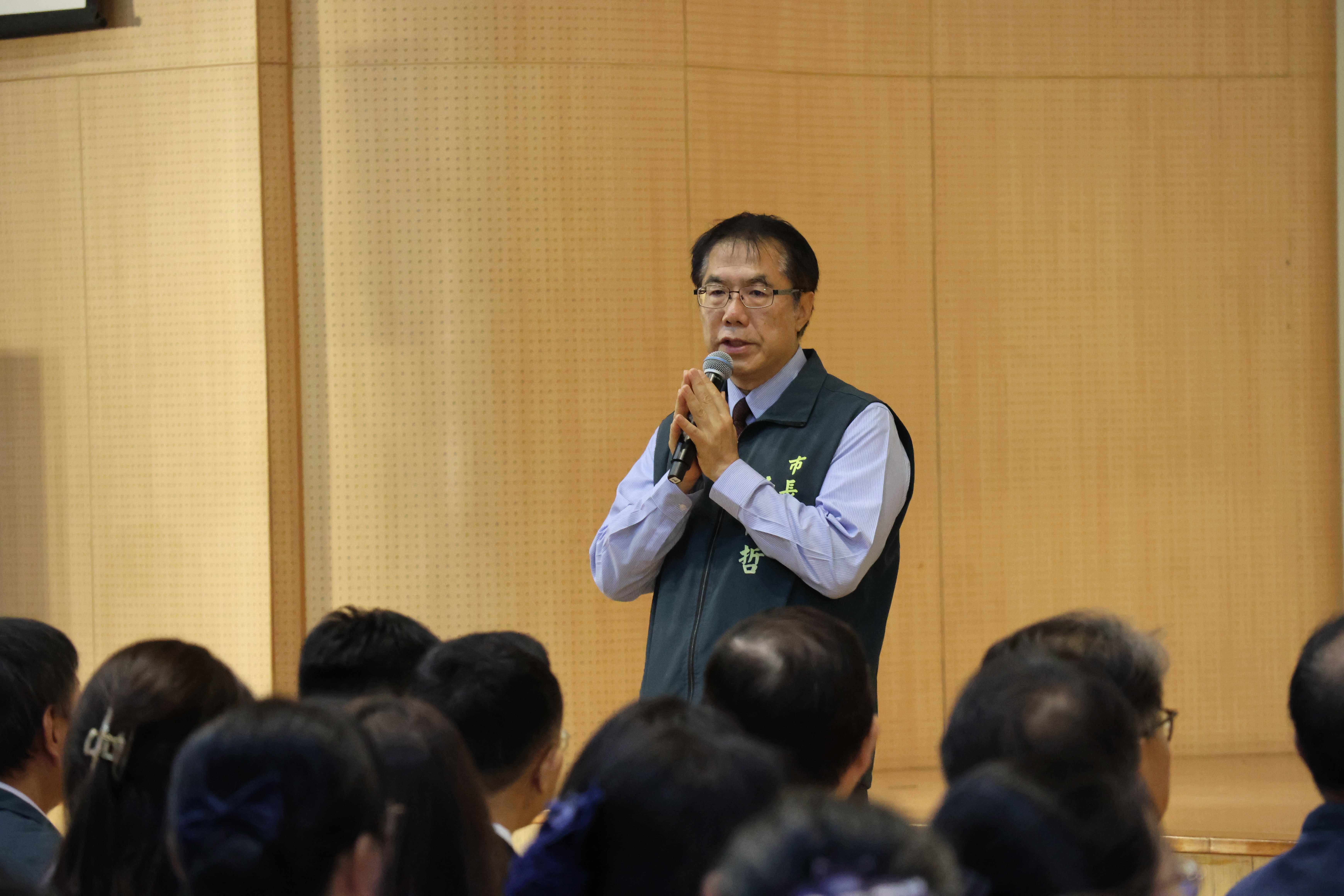 黃偉哲市長蒞校致詞，提到這些年來慈濟學生在各領域發光發熱。