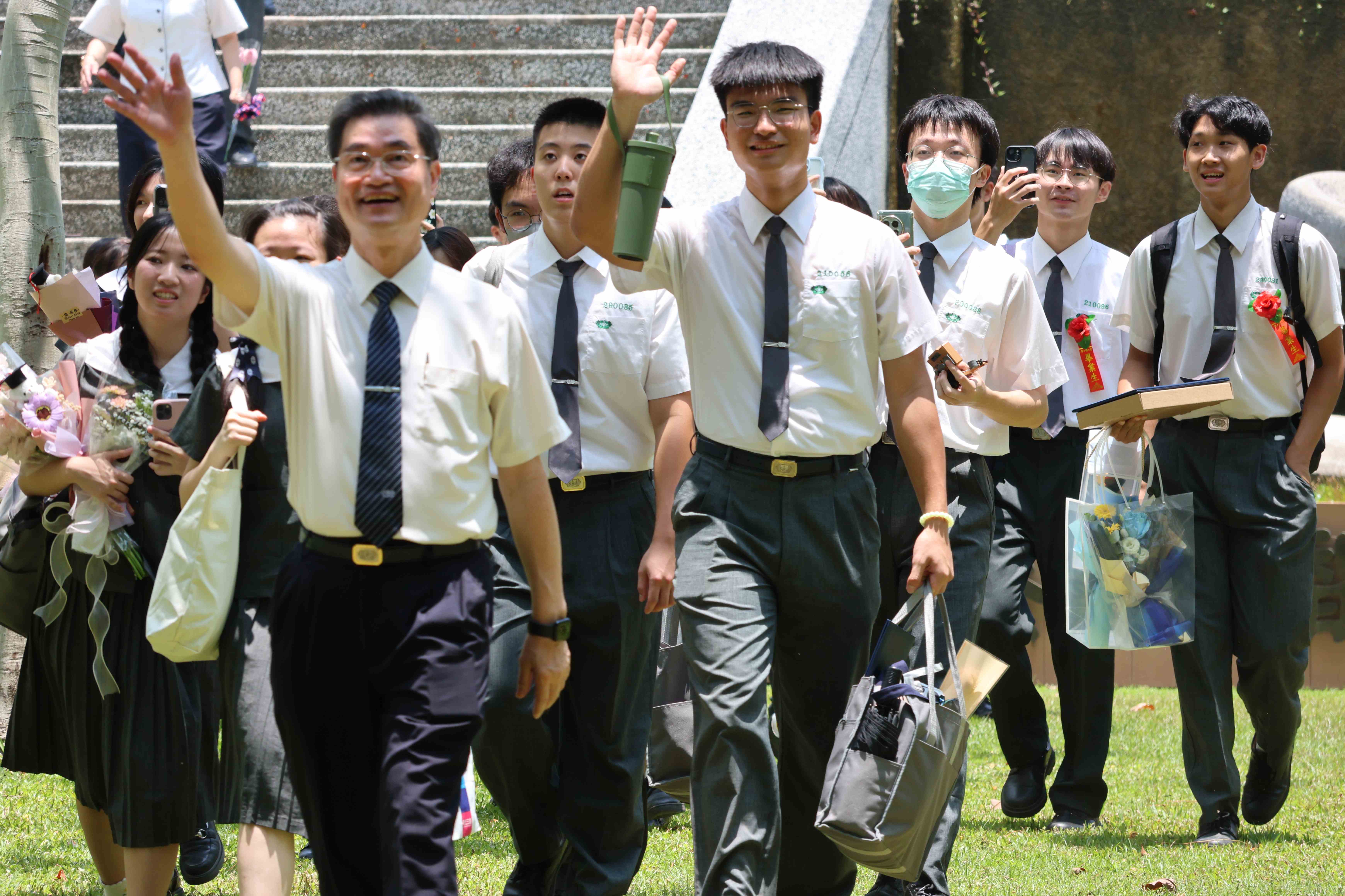 燦爛陽光灑向校園，宛如為畢業生照亮前行的道路。