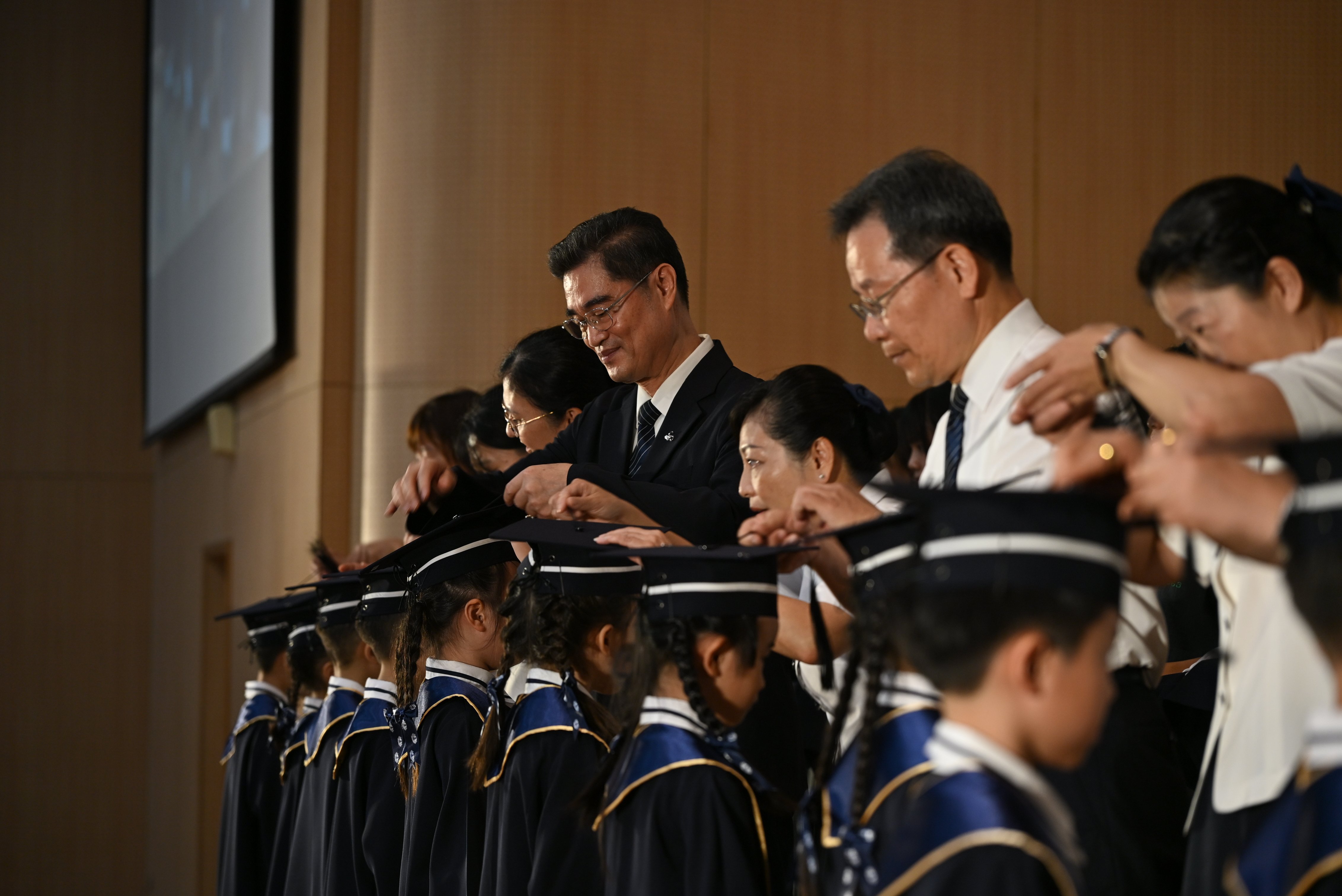 校長及園長帶領老師們為幼兒園同學撥穗。