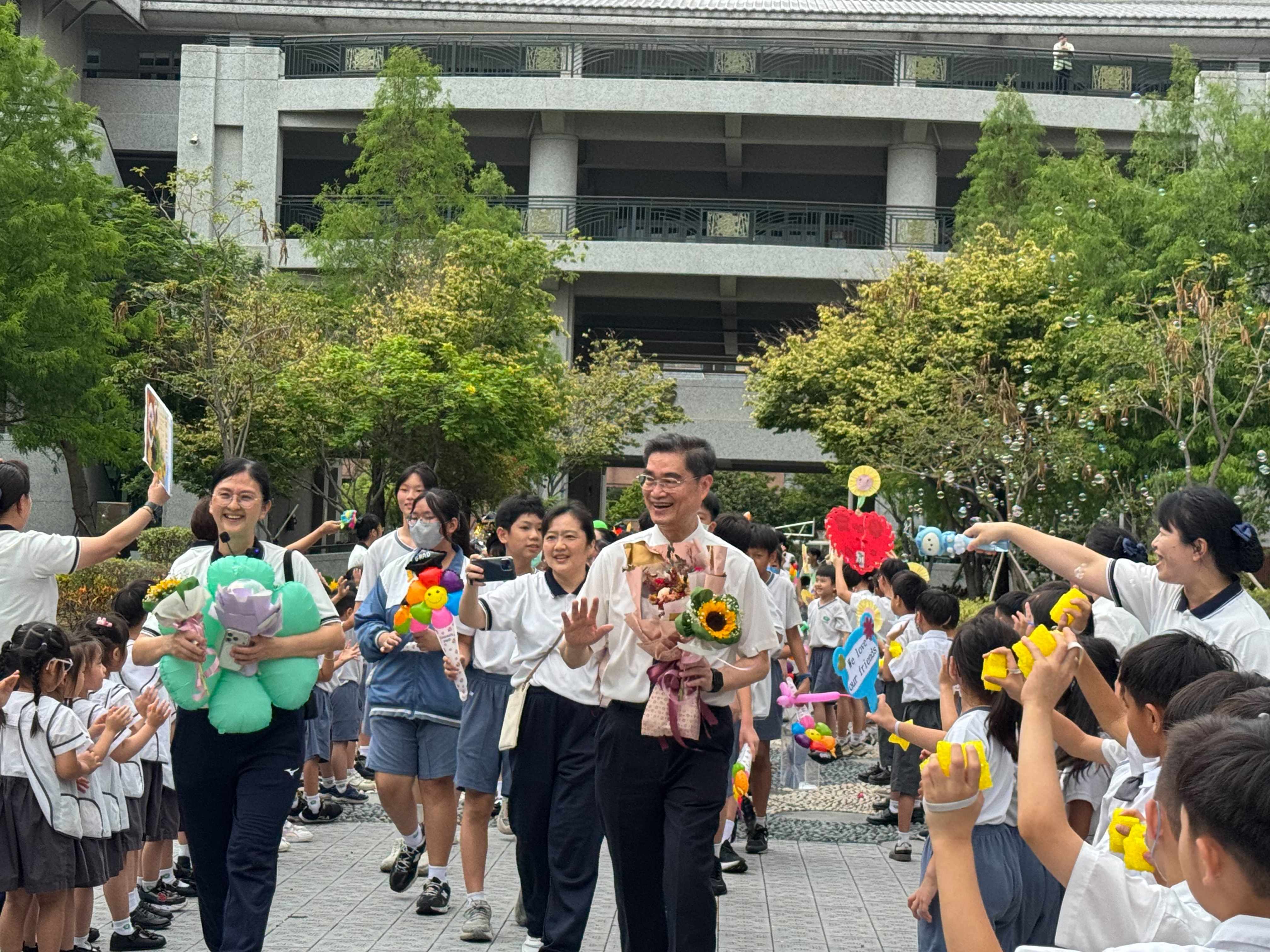 國小部畢業生在師長帶領下展開最後一次校園巡禮。