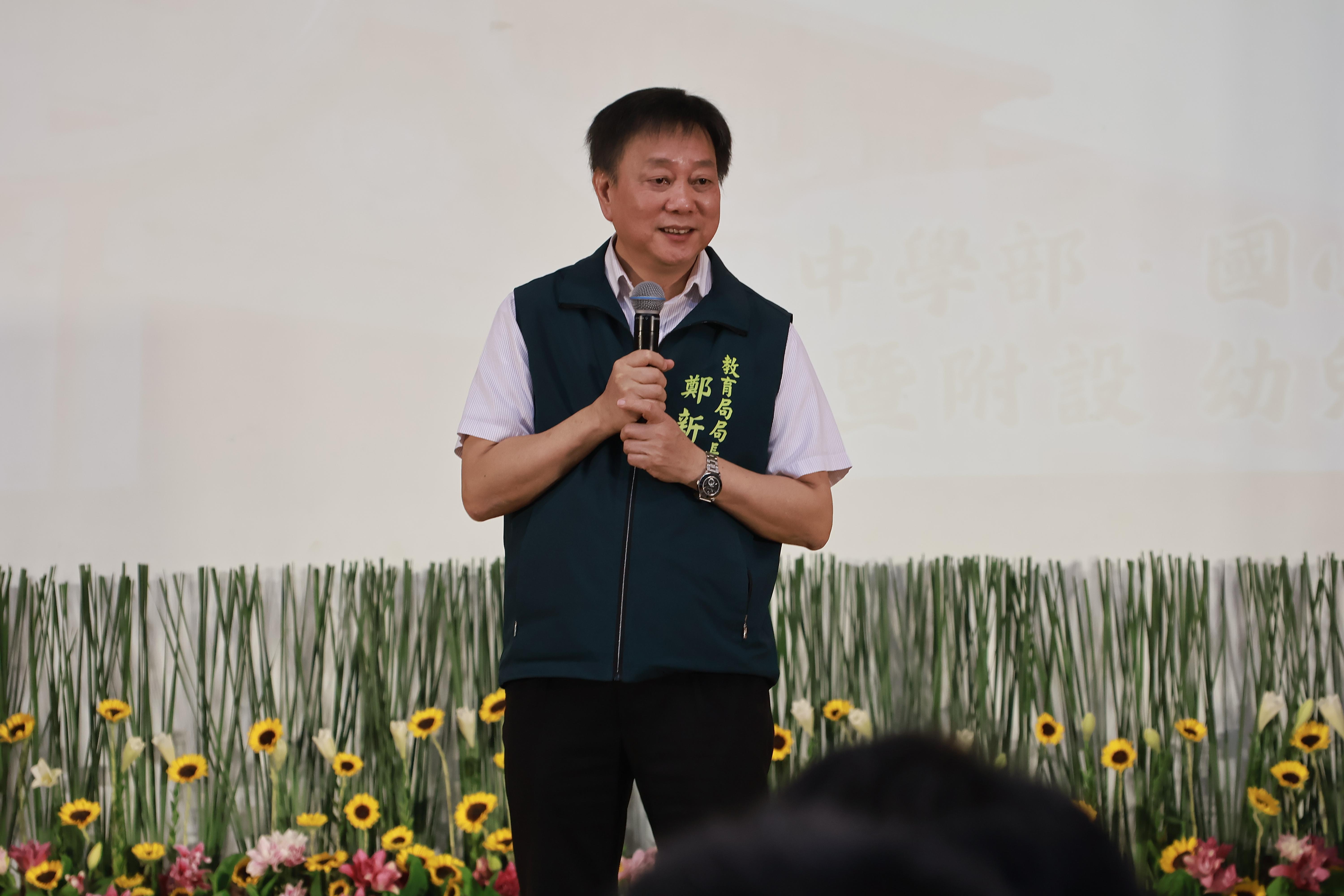 教育局鄭新輝局長長期勉每位畢業生都能有滿滿的「自信、希望、樂觀、韌性」。